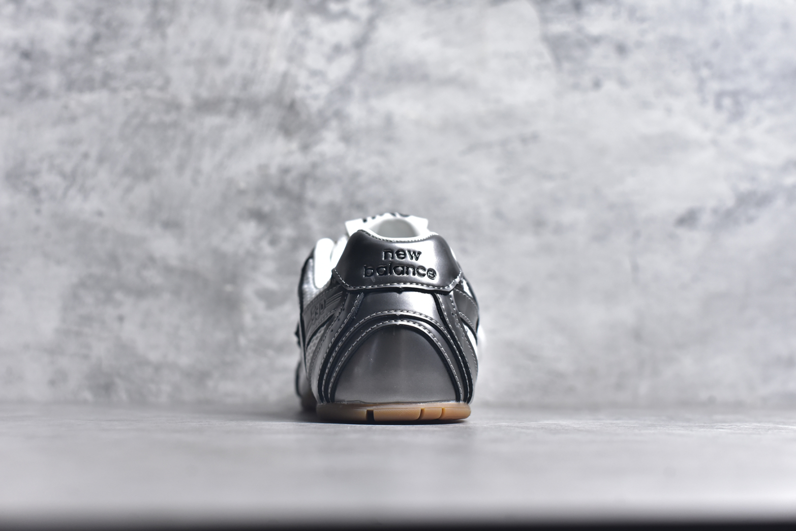 图片[5]-#缪缪MiuMiu x New Balance NB530 SL系列低帮经典复古休闲运动慢跑鞋 近几年运动品牌与各大潮流品牌不断推出联名产品，在球鞋圈拥有极高的热度。此外，奢侈品牌和运动品牌联名也早已非新鲜事，继 Dior 和 Jordan Brand 以及 Prada 和 adidas 合作后。近日，Miu Miu与New Balance的合作基本已经成为定番，每年都会上新，而近期的最新联名也已经正式曝光，预计会在24年春夏面世！相比之前两次使用的574，这次Miu Miu带来了全新风格。采用了全新型号MR530进行设计，继续使用复古的旧化效果和去年就被带火的美拉德配色打造。Miu Miu作为千禧文化的重要推手，这次也是直接挑选了New Balance 2000年代时发布的健身跑鞋MR530。整体做旧效果非常明显，甚至有些二手鞋的感觉，多少是有点瘦巴黎世家影响了……配色方面将会推出米色和棕色两种颜色可供选择，整体覆盖了做旧麂皮，鞋舌和鞋垫和之前一致，有Miu Miu的Logo，同时搭配皮革和棉质双鞋带组成。尺码：35.5 36 37 37.5 38 38.5 39.5 40 40.5 41.5 42 42.5 43.5 44 45-选品中心