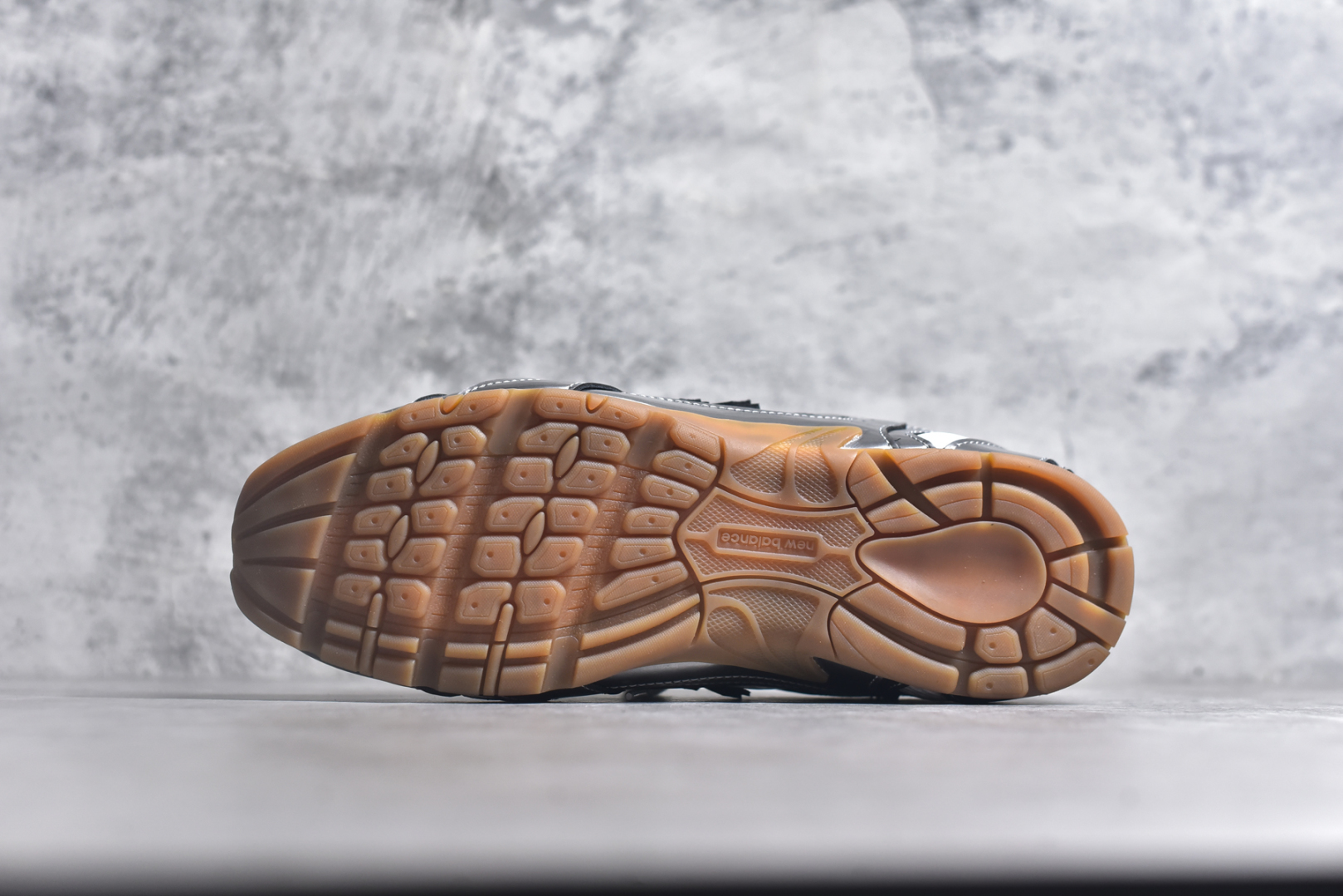 图片[6]-#缪缪MiuMiu x New Balance NB530 SL系列低帮经典复古休闲运动慢跑鞋 近几年运动品牌与各大潮流品牌不断推出联名产品，在球鞋圈拥有极高的热度。此外，奢侈品牌和运动品牌联名也早已非新鲜事，继 Dior 和 Jordan Brand 以及 Prada 和 adidas 合作后。近日，Miu Miu与New Balance的合作基本已经成为定番，每年都会上新，而近期的最新联名也已经正式曝光，预计会在24年春夏面世！相比之前两次使用的574，这次Miu Miu带来了全新风格。采用了全新型号MR530进行设计，继续使用复古的旧化效果和去年就被带火的美拉德配色打造。Miu Miu作为千禧文化的重要推手，这次也是直接挑选了New Balance 2000年代时发布的健身跑鞋MR530。整体做旧效果非常明显，甚至有些二手鞋的感觉，多少是有点瘦巴黎世家影响了……配色方面将会推出米色和棕色两种颜色可供选择，整体覆盖了做旧麂皮，鞋舌和鞋垫和之前一致，有Miu Miu的Logo，同时搭配皮革和棉质双鞋带组成。尺码：35.5 36 37 37.5 38 38.5 39.5 40 40.5 41.5 42 42.5 43.5 44 45-选品中心