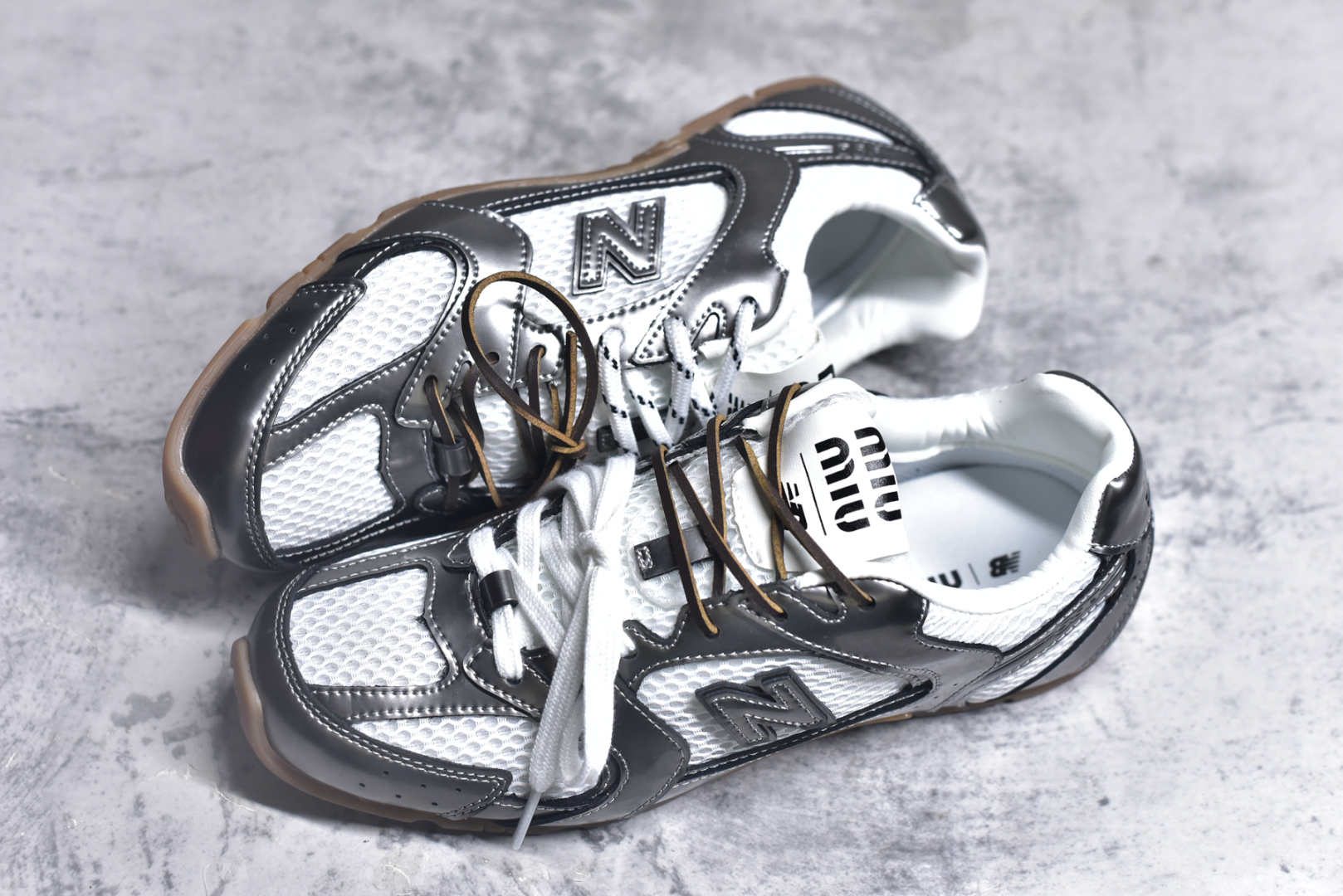 图片[7]-#缪缪MiuMiu x New Balance NB530 SL系列低帮经典复古休闲运动慢跑鞋 近几年运动品牌与各大潮流品牌不断推出联名产品，在球鞋圈拥有极高的热度。此外，奢侈品牌和运动品牌联名也早已非新鲜事，继 Dior 和 Jordan Brand 以及 Prada 和 adidas 合作后。近日，Miu Miu与New Balance的合作基本已经成为定番，每年都会上新，而近期的最新联名也已经正式曝光，预计会在24年春夏面世！相比之前两次使用的574，这次Miu Miu带来了全新风格。采用了全新型号MR530进行设计，继续使用复古的旧化效果和去年就被带火的美拉德配色打造。Miu Miu作为千禧文化的重要推手，这次也是直接挑选了New Balance 2000年代时发布的健身跑鞋MR530。整体做旧效果非常明显，甚至有些二手鞋的感觉，多少是有点瘦巴黎世家影响了……配色方面将会推出米色和棕色两种颜色可供选择，整体覆盖了做旧麂皮，鞋舌和鞋垫和之前一致，有Miu Miu的Logo，同时搭配皮革和棉质双鞋带组成。尺码：35.5 36 37 37.5 38 38.5 39.5 40 40.5 41.5 42 42.5 43.5 44 45-选品中心