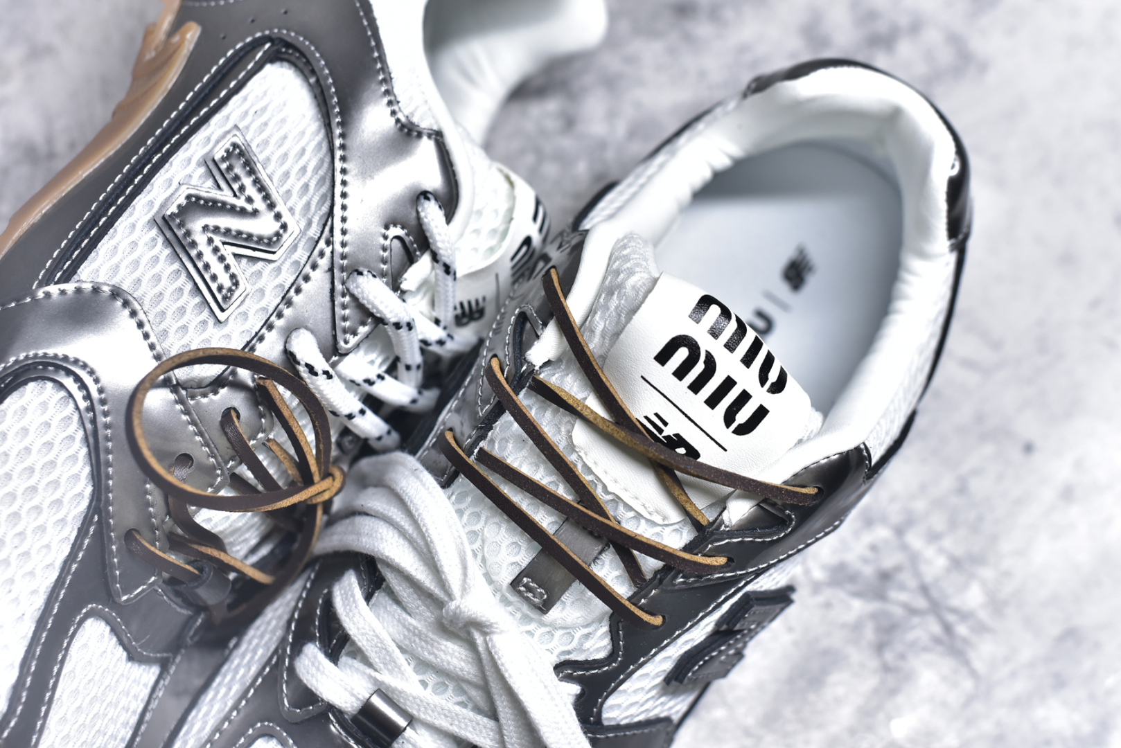 图片[9]-#缪缪MiuMiu x New Balance NB530 SL系列低帮经典复古休闲运动慢跑鞋 近几年运动品牌与各大潮流品牌不断推出联名产品，在球鞋圈拥有极高的热度。此外，奢侈品牌和运动品牌联名也早已非新鲜事，继 Dior 和 Jordan Brand 以及 Prada 和 adidas 合作后。近日，Miu Miu与New Balance的合作基本已经成为定番，每年都会上新，而近期的最新联名也已经正式曝光，预计会在24年春夏面世！相比之前两次使用的574，这次Miu Miu带来了全新风格。采用了全新型号MR530进行设计，继续使用复古的旧化效果和去年就被带火的美拉德配色打造。Miu Miu作为千禧文化的重要推手，这次也是直接挑选了New Balance 2000年代时发布的健身跑鞋MR530。整体做旧效果非常明显，甚至有些二手鞋的感觉，多少是有点瘦巴黎世家影响了……配色方面将会推出米色和棕色两种颜色可供选择，整体覆盖了做旧麂皮，鞋舌和鞋垫和之前一致，有Miu Miu的Logo，同时搭配皮革和棉质双鞋带组成。尺码：35.5 36 37 37.5 38 38.5 39.5 40 40.5 41.5 42 42.5 43.5 44 45-选品中心