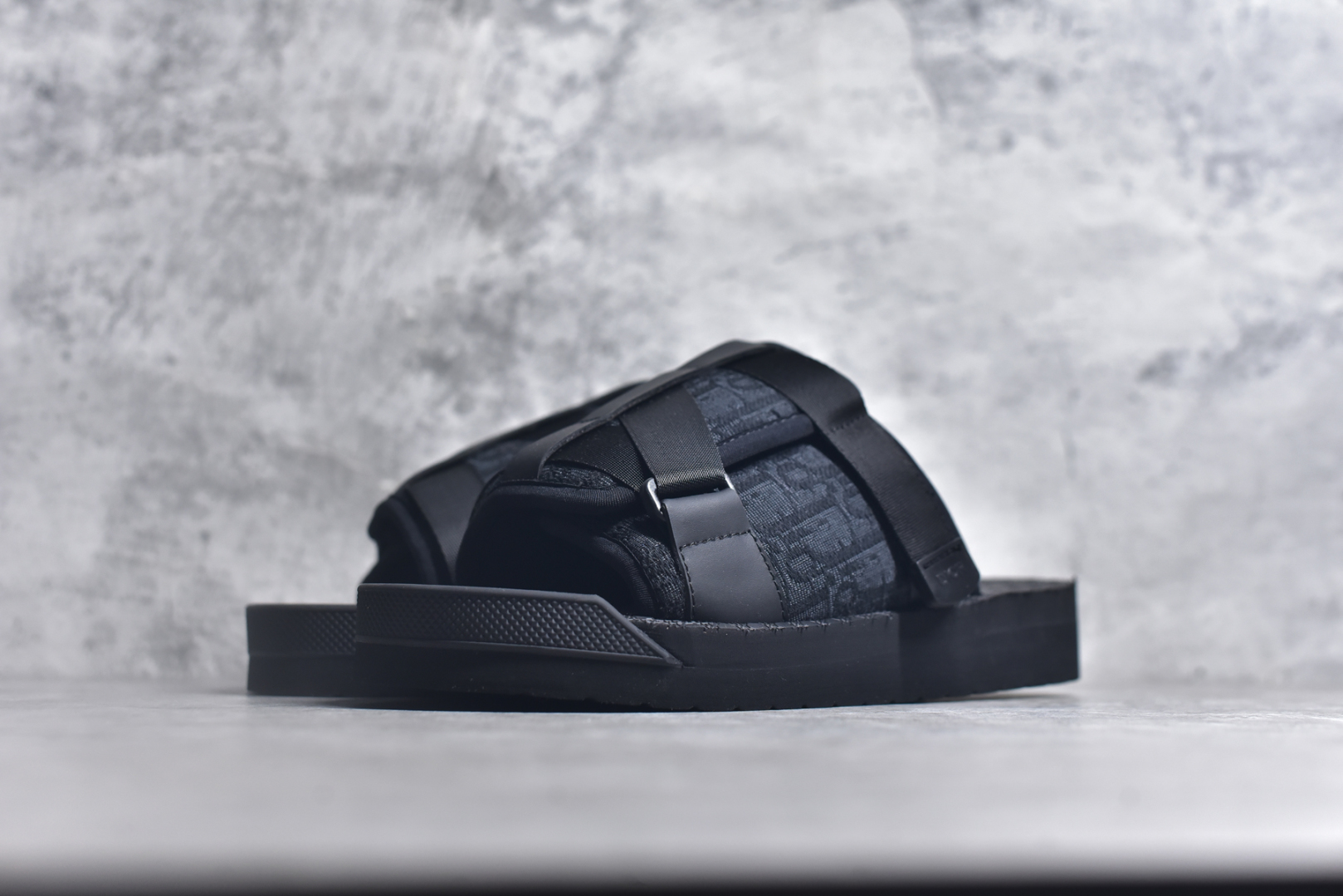 图片[2]-#x1Dior 迪奥 Alpha Obique 电绣时尚拖鞋 此款包头拖鞋特色在于采用米色和黑色 Dior Oblique 经典传统采用电绣提花辨识度很高 该图案最初于 1967 年引入。这款凉鞋采用结实的双色橡胶鞋底，搭配黑色尼龙饰带，侧面饰以“Dior”徽标，正面橡胶拼接保护鞋头。可搭配牛仔裤或长裤穿着，提升休闲服饰的格调 尺码：38 39 40 41 42 43 44 45 46-选品中心