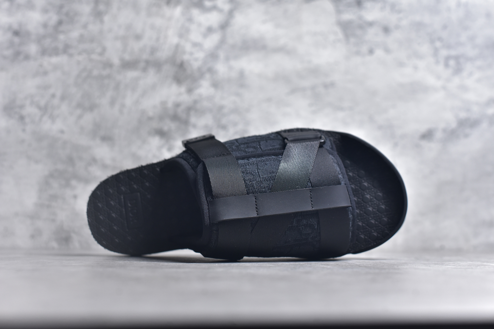 图片[4]-#x1Dior 迪奥 Alpha Obique 电绣时尚拖鞋 此款包头拖鞋特色在于采用米色和黑色 Dior Oblique 经典传统采用电绣提花辨识度很高 该图案最初于 1967 年引入。这款凉鞋采用结实的双色橡胶鞋底，搭配黑色尼龙饰带，侧面饰以“Dior”徽标，正面橡胶拼接保护鞋头。可搭配牛仔裤或长裤穿着，提升休闲服饰的格调 尺码：38 39 40 41 42 43 44 45 46-选品中心