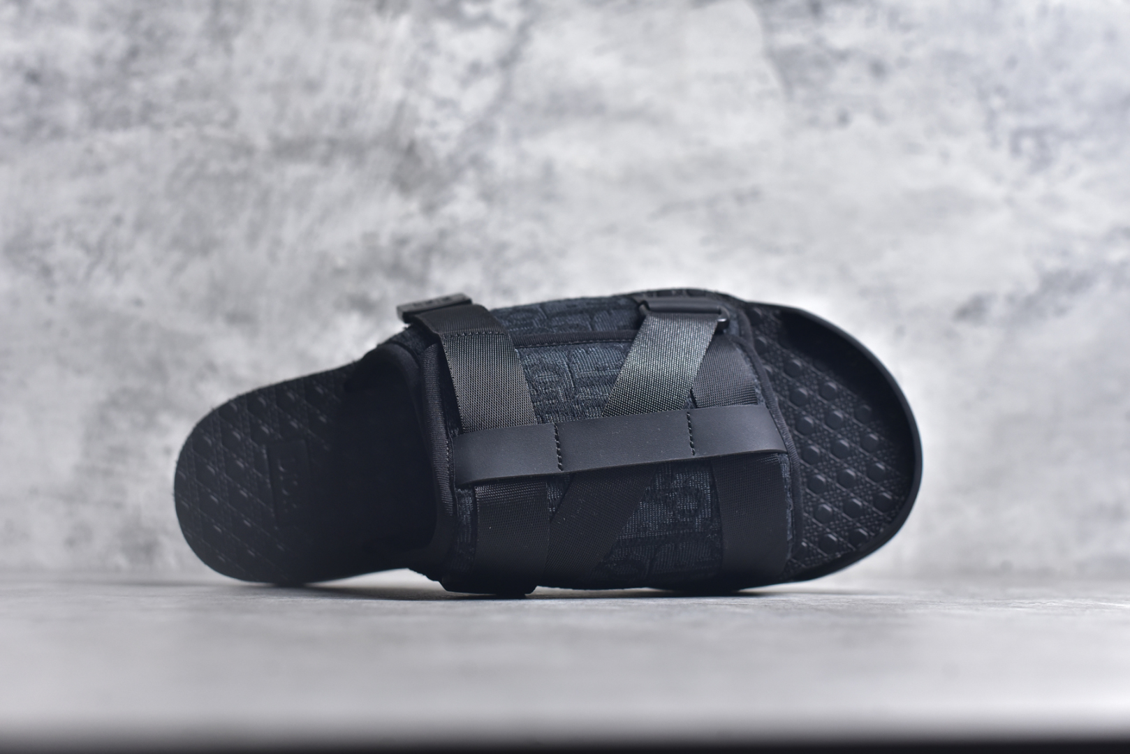 图片[4]-#x1Dior 迪奥 Alpha Obique 电绣时尚拖鞋 此款包头拖鞋特色在于采用米色和黑色 Dior Oblique 经典传统采用电绣提花辨识度很高 该图案最初于 1967 年引入。这款凉鞋采用结实的双色橡胶鞋底，搭配黑色尼龙饰带，侧面饰以“Dior”徽标，正面橡胶拼接保护鞋头。可搭配牛仔裤或长裤穿着，提升休闲服饰的格调 尺码：38 39 40 41 42 43 44 45 46-选品中心