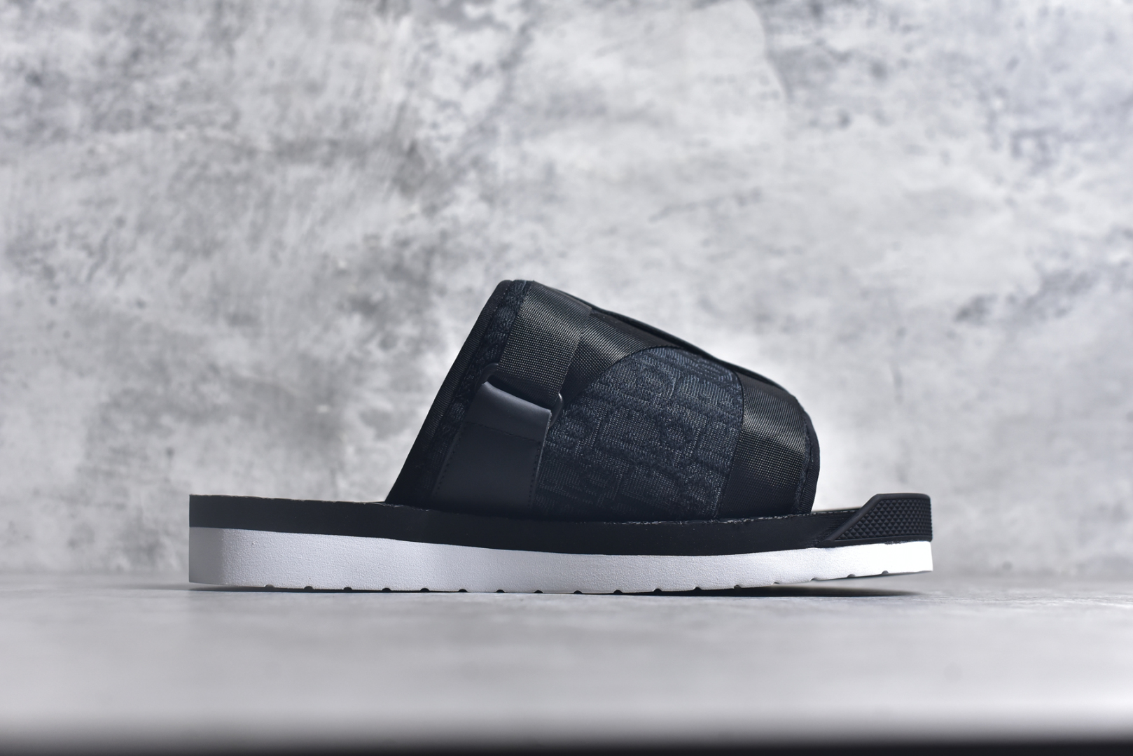 图片[3]-#x1Dior 迪奥 Alpha Obique 电绣时尚拖鞋 此款包头拖鞋特色在于采用米色和黑色 Dior Oblique 经典传统采用电绣提花辨识度很高 该图案最初于 1967 年引入。这款凉鞋采用结实的双色橡胶鞋底，搭配黑色尼龙饰带，侧面饰以“Dior”徽标，正面橡胶拼接保护鞋头。可搭配牛仔裤或长裤穿着，提升休闲服饰的格调 尺码：38 39 40 41 42 43 44 45 46-选品中心