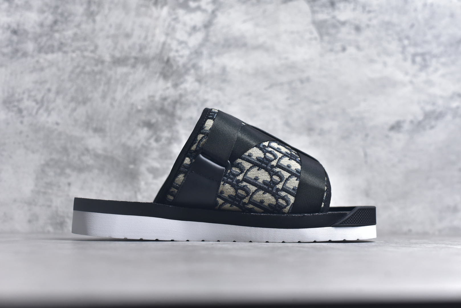 图片[3]-#x1Dior 迪奥 Alpha Obique 电绣时尚拖鞋 此款包头拖鞋特色在于采用米色和黑色 Dior Oblique 经典传统采用电绣提花辨识度很高 该图案最初于 1967 年引入。这款凉鞋采用结实的双色橡胶鞋底，搭配黑色尼龙饰带，侧面饰以“Dior”徽标，正面橡胶拼接保护鞋头。可搭配牛仔裤或长裤穿着，提升休闲服饰的格调 尺码：38 39 40 41 42 43 44 45 46-选品中心