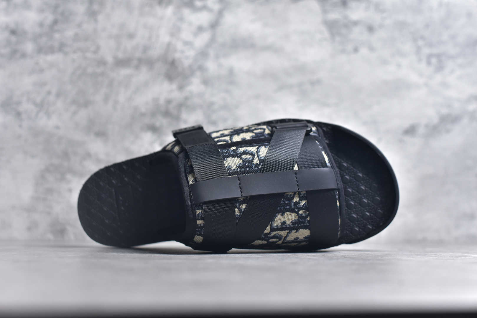 图片[4]-#x1Dior 迪奥 Alpha Obique 电绣时尚拖鞋 此款包头拖鞋特色在于采用米色和黑色 Dior Oblique 经典传统采用电绣提花辨识度很高 该图案最初于 1967 年引入。这款凉鞋采用结实的双色橡胶鞋底，搭配黑色尼龙饰带，侧面饰以“Dior”徽标，正面橡胶拼接保护鞋头。可搭配牛仔裤或长裤穿着，提升休闲服饰的格调 尺码：38 39 40 41 42 43 44 45 46-选品中心