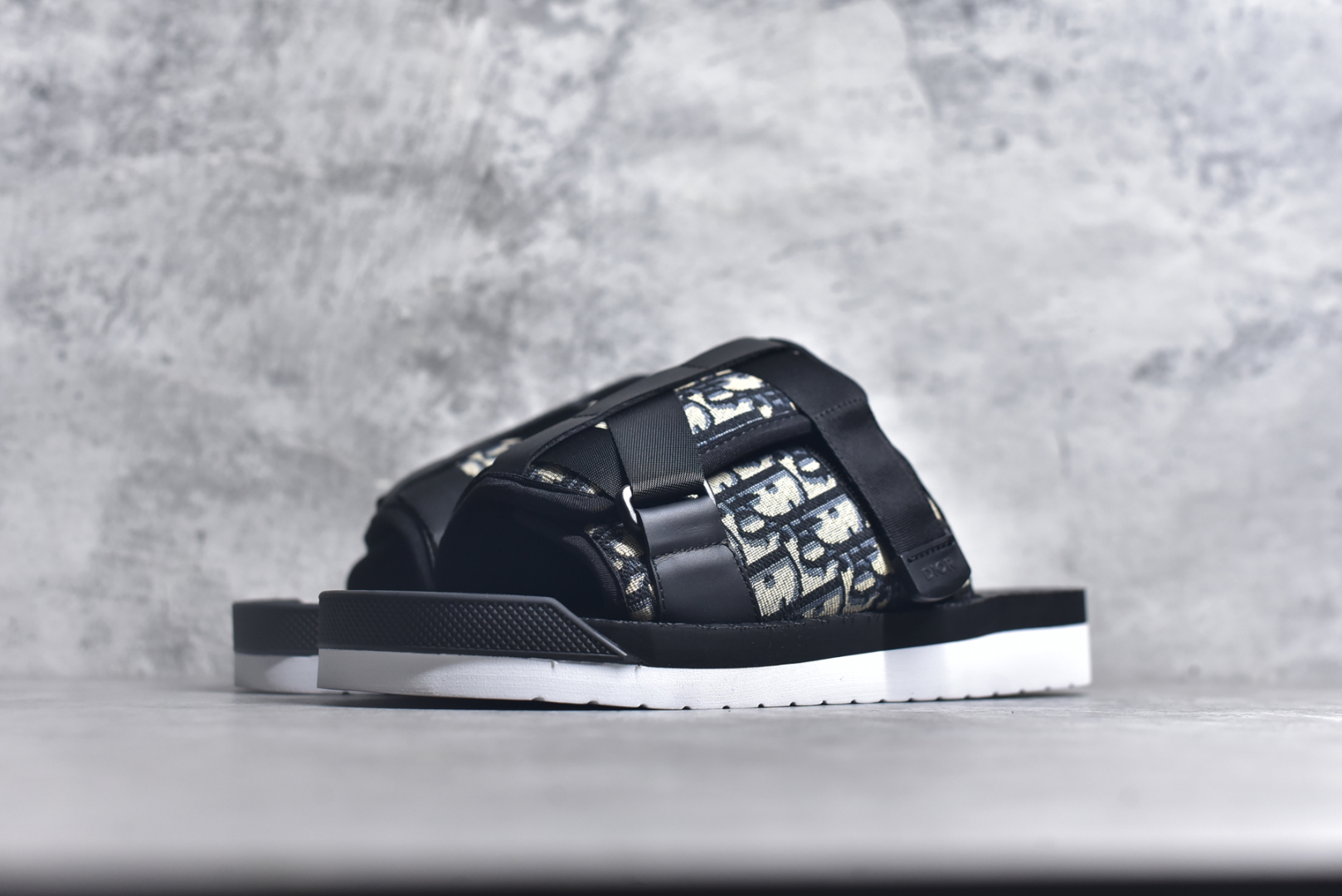 图片[2]-#x1Dior 迪奥 Alpha Obique 电绣时尚拖鞋 此款包头拖鞋特色在于采用米色和黑色 Dior Oblique 经典传统采用电绣提花辨识度很高 该图案最初于 1967 年引入。这款凉鞋采用结实的双色橡胶鞋底，搭配黑色尼龙饰带，侧面饰以“Dior”徽标，正面橡胶拼接保护鞋头。可搭配牛仔裤或长裤穿着，提升休闲服饰的格调 尺码：38 39 40 41 42 43 44 45 46-选品中心