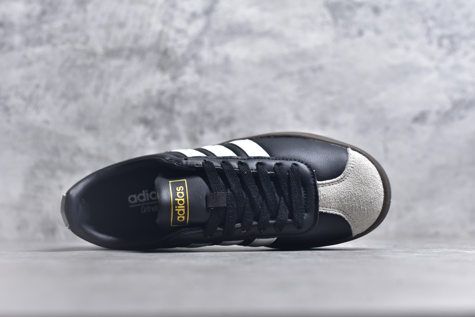 图片[4]-#AD Grand Court Base 00s 复古轻便休闲低帮板鞋 GW9250 整双鞋以传统的低帮呈现的清新造型 鞋头优先头层反毛皮 防滑耐磨大底 并且厚度十分可观 相信可以将脚感与增高效果双双拿捏 尺码：36 36.5 37 38 38.5 39 40 40.5 41 42 42.5 43 44 45-选品中心
