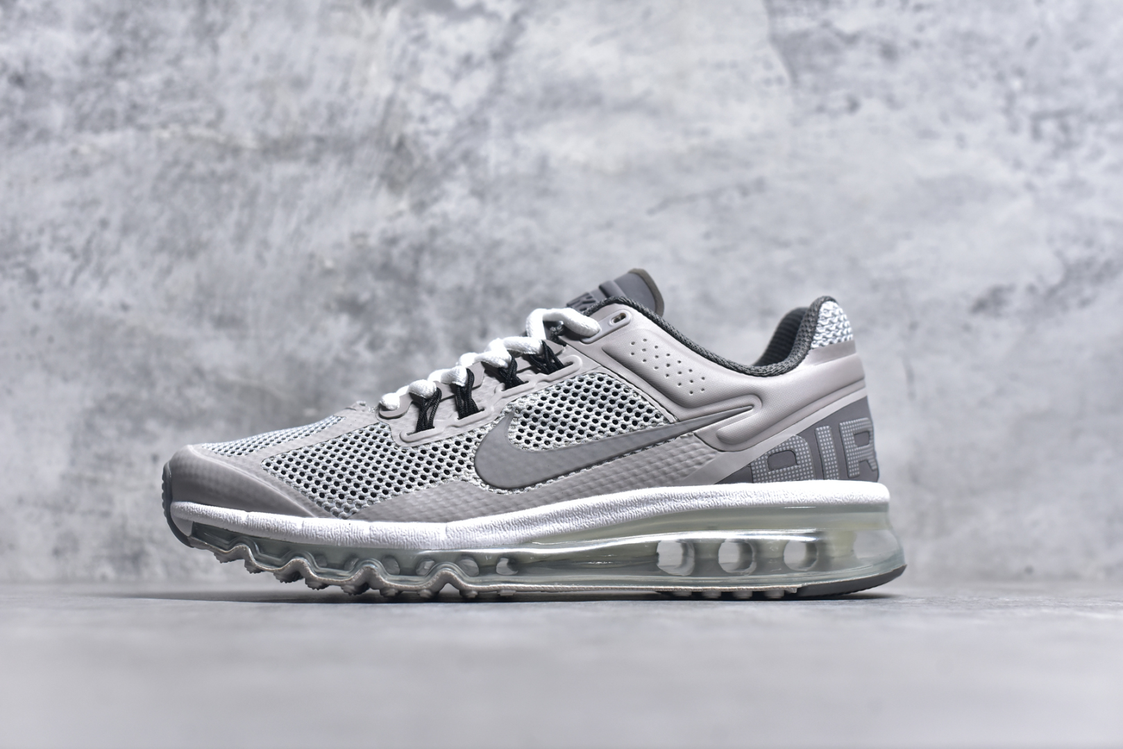 #NK Air Max 2013 经典舒适时尚耐磨透气低帮气垫跑步鞋 携时尚设计闪亮回归 出众有型 采用网眼布细节和运动风无缝覆面 助你保持清爽感受 塑就焕新造型 经典 Flywire 设计搭配经典全掌型 Max Air 缓震配置 缔造出众舒适感和支撑效果实拍调校N版已经零色差零失真 百分百还原实物色彩所见即所得 不存在货不对板色差等低级问题 选购参考实物拍摄 不混卖不参货 只用心做好货严格选品 承诺混一赔十 尺码：35.5 36 36.5 37.5 38 38.5 39 40 40.5 41 42 42.5 43 44 44.5 45 46 46.5-选品中心