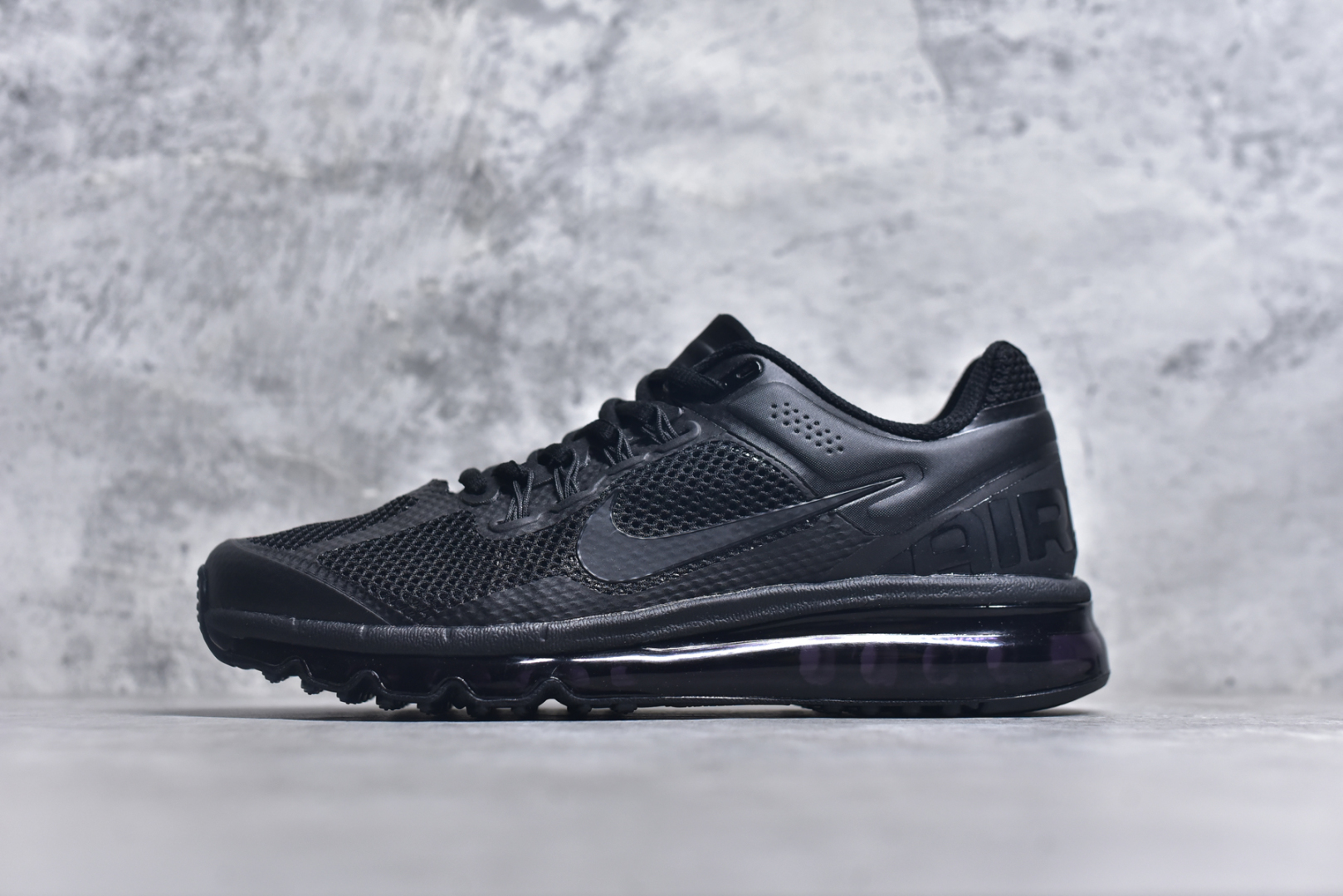 #NK Air Max 2013 经典舒适时尚耐磨透气低帮气垫跑步鞋 携时尚设计闪亮回归 出众有型 采用网眼布细节和运动风无缝覆面 助你保持清爽感受 塑就焕新造型 经典 Flywire 设计搭配经典全掌型 Max Air 缓震配置 缔造出众舒适感和支撑效果实拍调校N版已经零色差零失真 百分百还原实物色彩所见即所得 不存在货不对板色差等低级问题 选购参考实物拍摄 不混卖不参货 只用心做好货严格选品 承诺混一赔十 尺码：35.5 36 36.5 37.5 38 38.5 39 40 40.5 41 42 42.5 43 44 44.5 45 46 46.5-选品中心