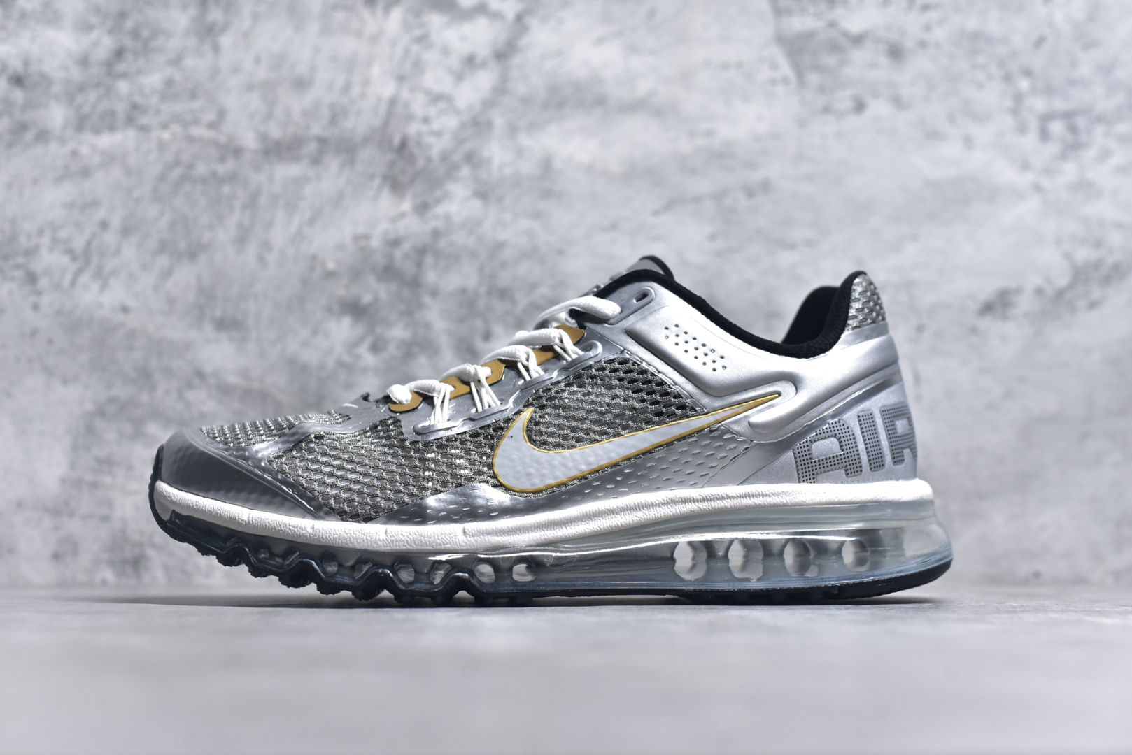 #NK Air Max 2013 经典舒适时尚耐磨透气低帮气垫跑步鞋 携时尚设计闪亮回归 出众有型 采用网眼布细节和运动风无缝覆面 助你保持清爽感受 塑就焕新造型 经典 Flywire 设计搭配经典全掌型 Max Air 缓震配置 缔造出众舒适感和支撑效果实拍调校N版已经零色差零失真 百分百还原实物色彩所见即所得 不存在货不对板色差等低级问题 选购参考实物拍摄 不混卖不参货 只用心做好货严格选品 承诺混一赔十 尺码：35.5 36 36.5 37.5 38 38.5 39 40 40.5 41 42 42.5 43 44 44.5 45 46 46.5-选品中心