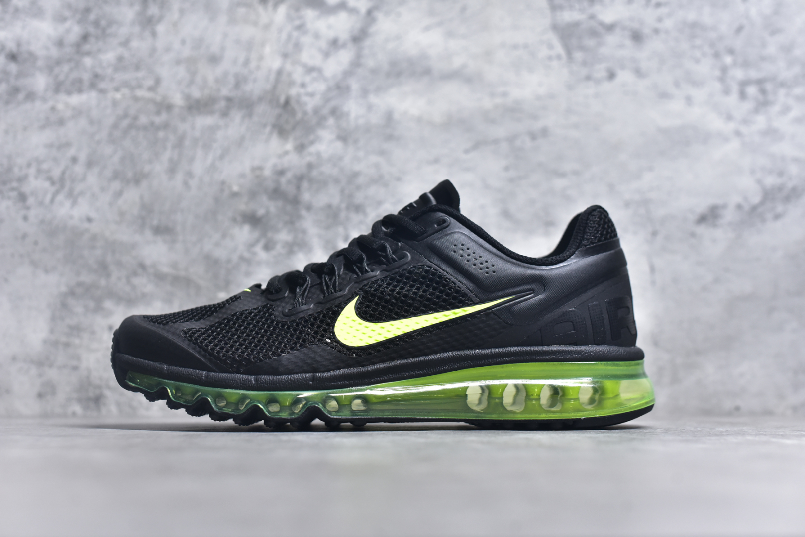 #NK Air Max 2013 经典舒适时尚耐磨透气低帮气垫跑步鞋 携时尚设计闪亮回归 出众有型 采用网眼布细节和运动风无缝覆面 助你保持清爽感受 塑就焕新造型 经典 Flywire 设计搭配经典全掌型 Max Air 缓震配置 缔造出众舒适感和支撑效果实拍调校N版已经零色差零失真 百分百还原实物色彩所见即所得 不存在货不对板色差等低级问题 选购参考实物拍摄 不混卖不参货 只用心做好货严格选品 承诺混一赔十 尺码：35.5 36 36.5 37.5 38 38.5 39 40 40.5 41 42 42.5 43 44 44.5 45 46 46.5-选品中心