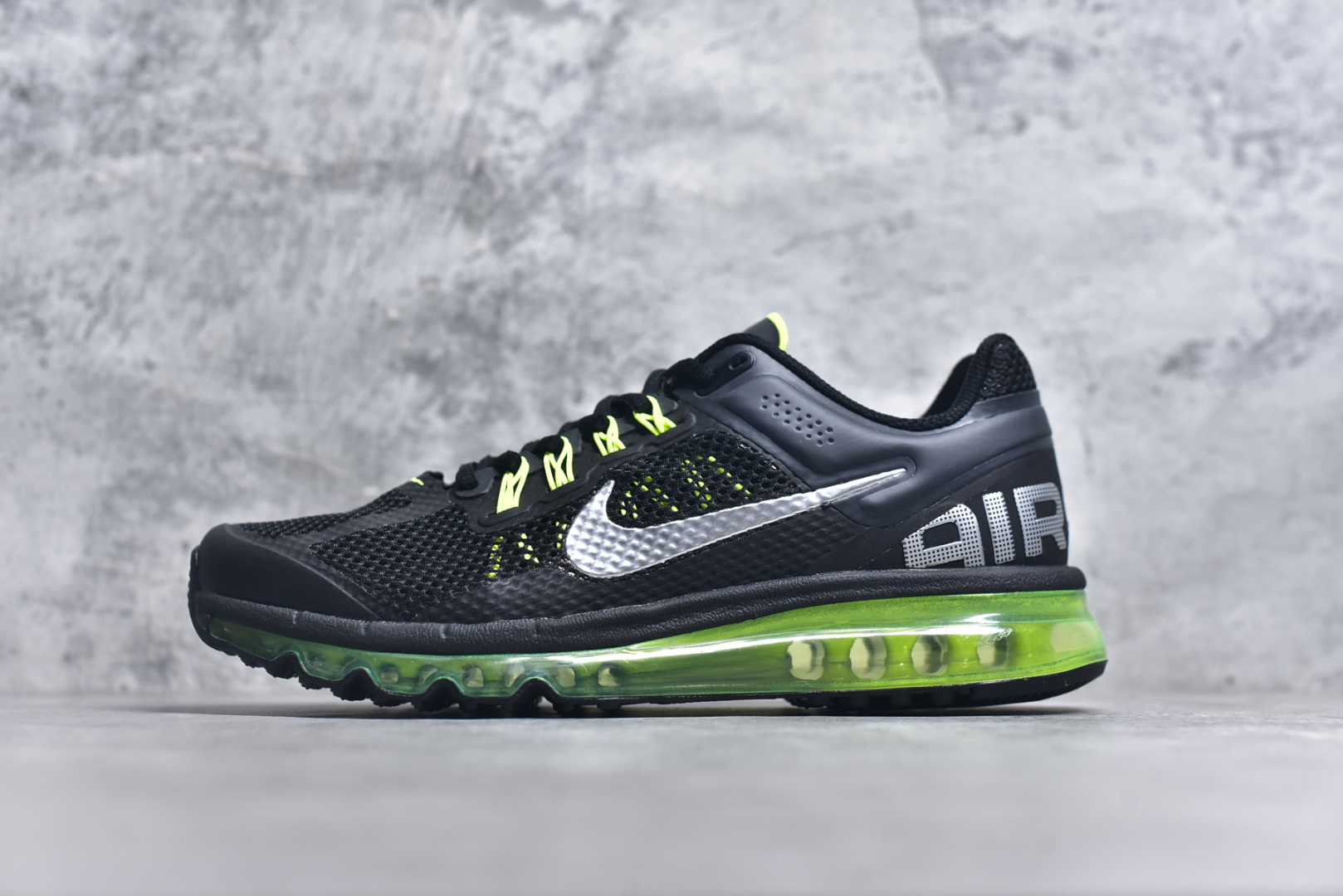 #NK Air Max 2013 经典舒适时尚耐磨透气低帮气垫跑步鞋 携时尚设计闪亮回归 出众有型 采用网眼布细节和运动风无缝覆面 助你保持清爽感受 塑就焕新造型 经典 Flywire 设计搭配经典全掌型 Max Air 缓震配置 缔造出众舒适感和支撑效果实拍调校N版已经零色差零失真 百分百还原实物色彩所见即所得 不存在货不对板色差等低级问题 选购参考实物拍摄 不混卖不参货 只用心做好货严格选品 承诺混一赔十 尺码：35.5 36 36.5 37.5 38 38.5 39 40 40.5 41 42 42.5 43 44 44.5 45 46 46.5-选品中心