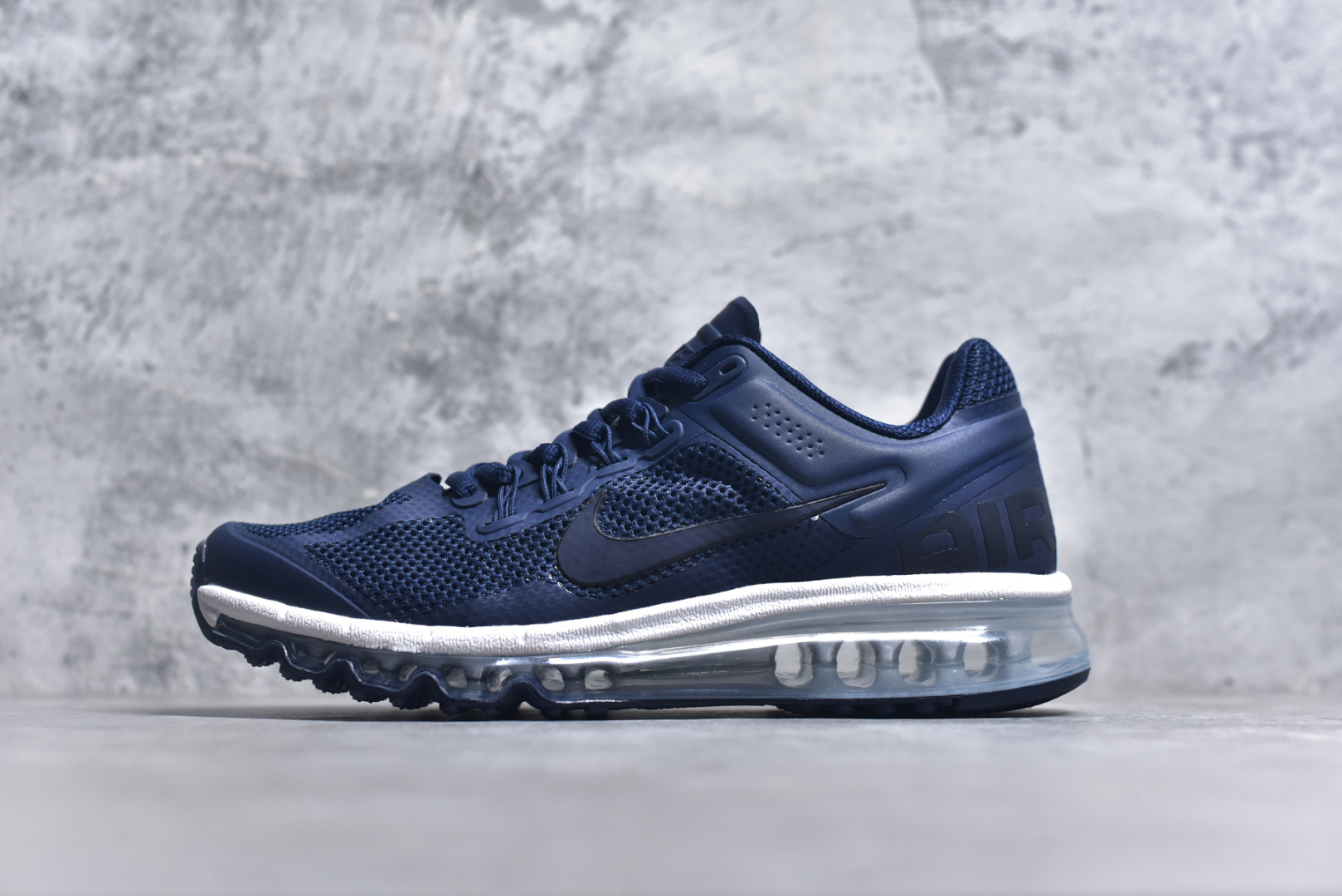#NK Air Max 2013 经典舒适时尚耐磨透气低帮气垫跑步鞋 携时尚设计闪亮回归 出众有型 采用网眼布细节和运动风无缝覆面 助你保持清爽感受 塑就焕新造型 经典 Flywire 设计搭配经典全掌型 Max Air 缓震配置 缔造出众舒适感和支撑效果实拍调校N版已经零色差零失真 百分百还原实物色彩所见即所得 不存在货不对板色差等低级问题 选购参考实物拍摄 不混卖不参货 只用心做好货严格选品 承诺混一赔十 尺码：35.5 36 36.5 37.5 38 38.5 39 40 40.5 41 42 42.5 43 44 44.5 45 46 46.5-选品中心