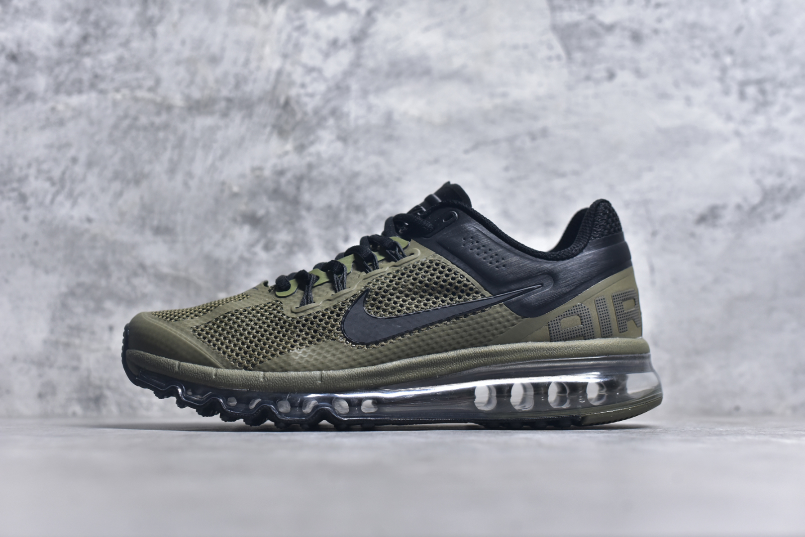 #NK Air Max 2013 经典舒适时尚耐磨透气低帮气垫跑步鞋 携时尚设计闪亮回归 出众有型 采用网眼布细节和运动风无缝覆面 助你保持清爽感受 塑就焕新造型 经典 Flywire 设计搭配经典全掌型 Max Air 缓震配置 缔造出众舒适感和支撑效果实拍调校N版已经零色差零失真 百分百还原实物色彩所见即所得 不存在货不对板色差等低级问题 选购参考实物拍摄 不混卖不参货 只用心做好货严格选品 承诺混一赔十 尺码：35.5 36 36.5 37.5 38 38.5 39 40 40.5 41 42 42.5 43 44 44.5 45 46 46.5-选品中心
