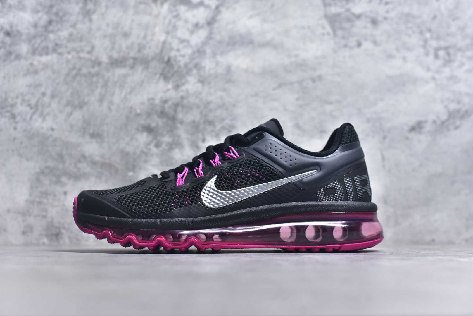 #NK Air Max 2013 经典舒适时尚耐磨透气低帮气垫跑步鞋 携时尚设计闪亮回归 出众有型 采用网眼布细节和运动风无缝覆面 助你保持清爽感受 塑就焕新造型 经典 Flywire 设计搭配经典全掌型 Max Air 缓震配置 缔造出众舒适感和支撑效果实拍调校N版已经零色差零失真 百分百还原实物色彩所见即所得 不存在货不对板色差等低级问题 选购参考实物拍摄 不混卖不参货 只用心做好货严格选品 承诺混一赔十 尺码：35.5 36 36.5 37.5 38 38.5 39 40 40.5 41 42 42.5 43 44 44.5 45 46 46.5-选品中心