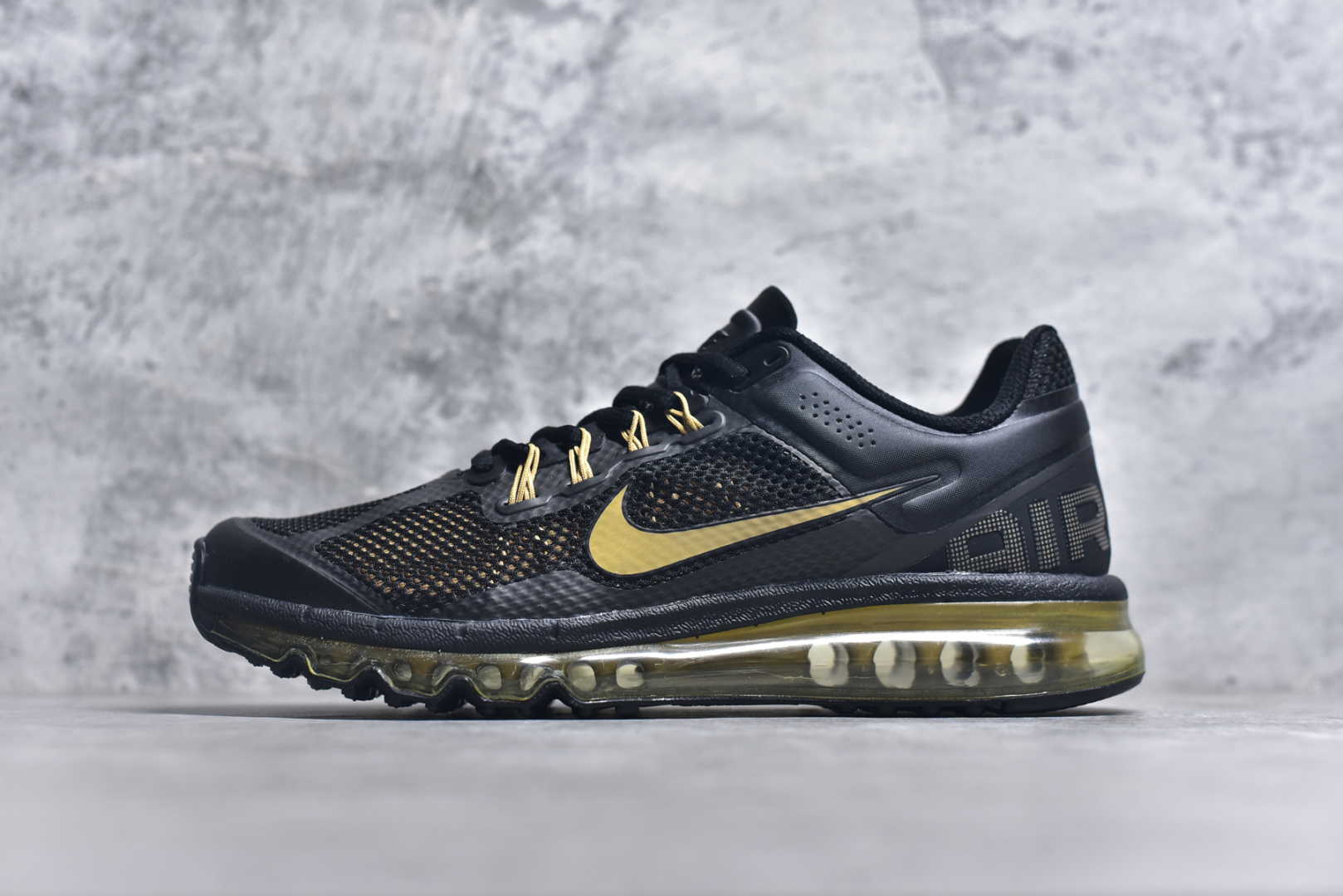 #NK Air Max 2013 经典舒适时尚耐磨透气低帮气垫跑步鞋 携时尚设计闪亮回归 出众有型 采用网眼布细节和运动风无缝覆面 助你保持清爽感受 塑就焕新造型 经典 Flywire 设计搭配经典全掌型 Max Air 缓震配置 缔造出众舒适感和支撑效果实拍调校N版已经零色差零失真 百分百还原实物色彩所见即所得 不存在货不对板色差等低级问题 选购参考实物拍摄 不混卖不参货 只用心做好货严格选品 承诺混一赔十 尺码：35.5 36 36.5 37.5 38 38.5 39 40 40.5 41 42 42.5 43 44 44.5 45 46 46.5-选品中心