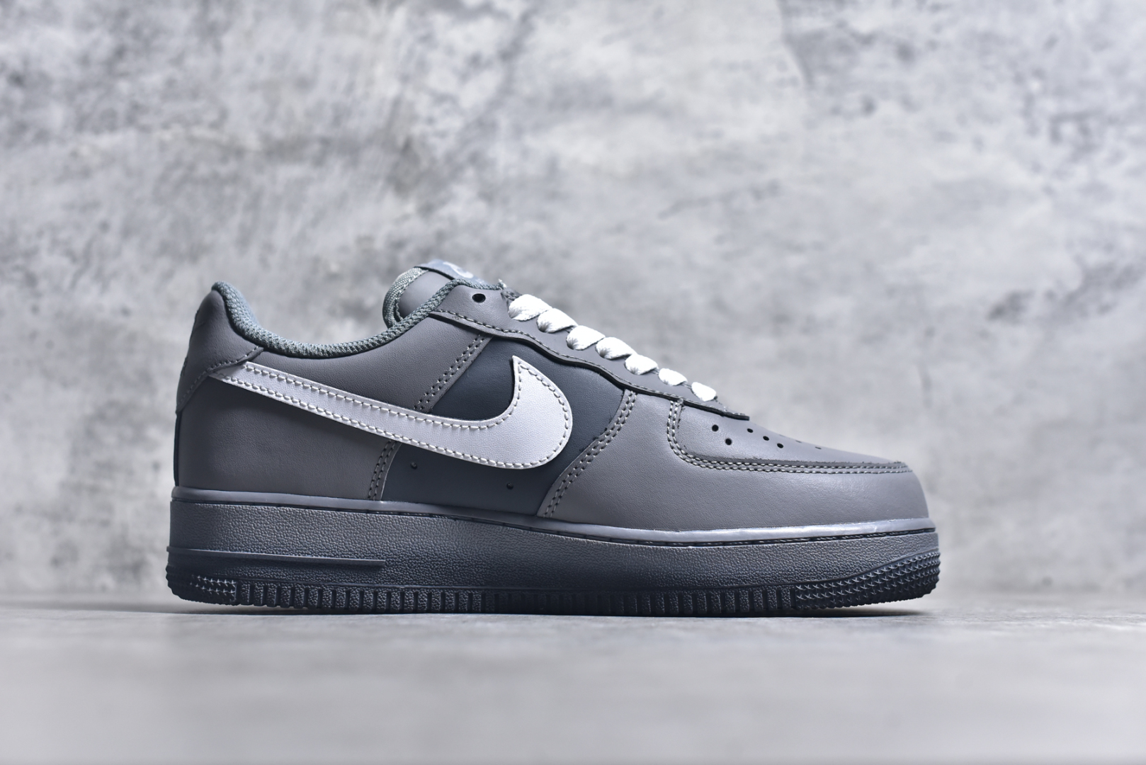 图片[3]-#Air Force 1 Low 白灰涂鸦原楦头原纸板 打造纯正空军版型专注外贸渠道 全掌内置蜂窝气垫 原盒配件 原厂中底钢印、拉帮完美 货号：CW2288 111 尺码：36 36.5 37.5 38 38.5 39 40 40.5 41 42 42.5 43 44 45-选品中心
