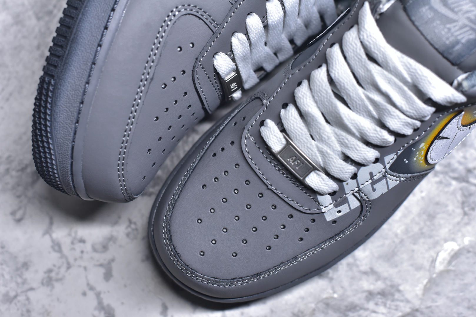 图片[8]-#Air Force 1 Low 白灰涂鸦原楦头原纸板 打造纯正空军版型专注外贸渠道 全掌内置蜂窝气垫 原盒配件 原厂中底钢印、拉帮完美 货号：CW2288 111 尺码：36 36.5 37.5 38 38.5 39 40 40.5 41 42 42.5 43 44 45-选品中心