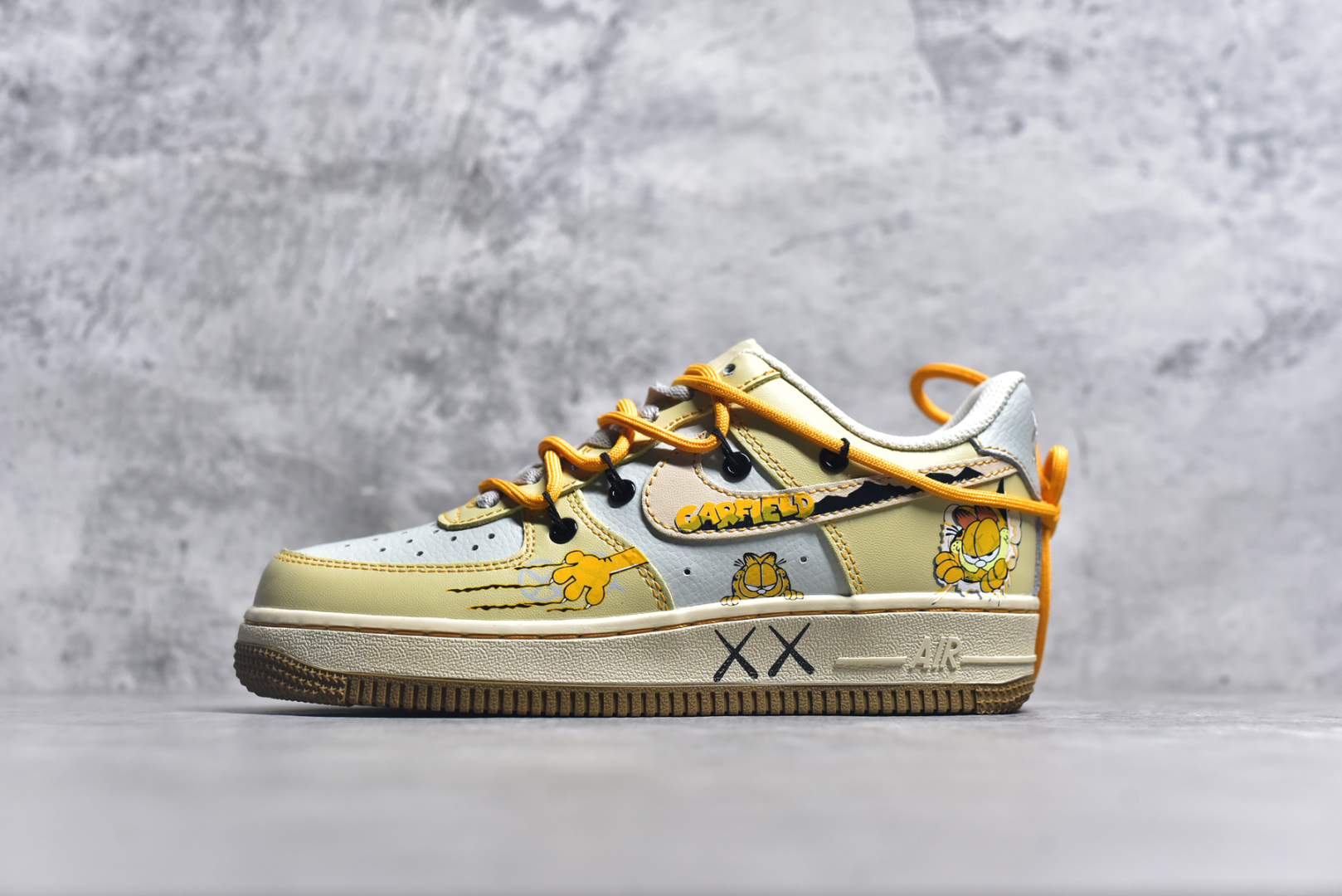 #Nike Air Force 1\’07 Low \”Garfield\” 漫画系列 加菲猫2.0 空军一号定制低帮休闲板鞋 KS6896-111 #《加菲猫》是由吉姆·戴维斯的同名漫画作品改编的系列电视动画，加菲猫是一只橘黄色的胖猫咪，总是穿着红色的项圈，十分慵懒，有着一张大饼脸和圆滚滚的身材，形象十分可爱 尺码：36 36.5 37.5 38 38.5 39 40 40.5 41 42 42.5 43 44 44.5 45 9.D4-选品中心