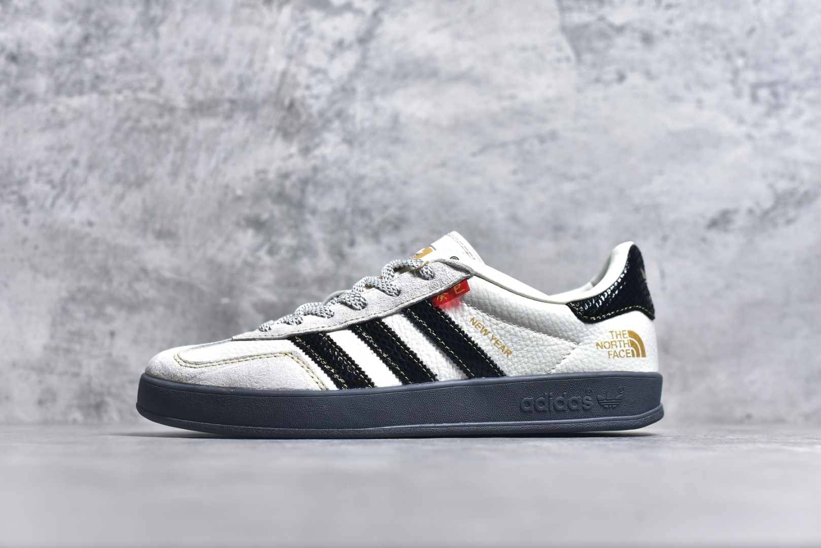 # Adidas Samba OG 北面联名 复古桑巴板鞋 纯原大厂出品 这款桑巴鞋展示了高质量的工艺 带有装饰的超锁缝制和无缝的手感 柔软、柔软的皮革造型和标志性的3条纹完成了精致的外观 正规合身鞋带 鞋面上有绒面鞋垫 橡胶鞋底 享受正畸套筒软感 自50年代首次亮相以来就一直在赢得粉丝的青睐 货号： CH6336 720 尺码：36 36.5 37.5 38 38.5 39 40 40.5 41 42 42.5 43 44 44.5 45-选品中心