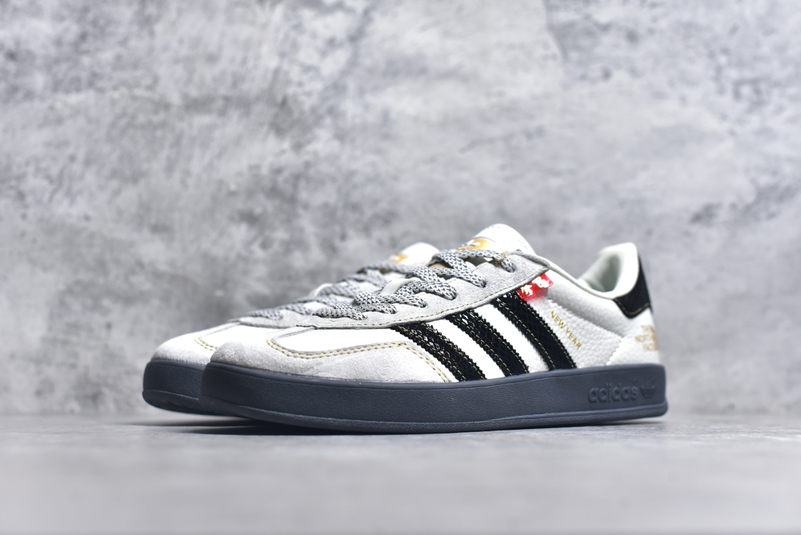 图片[2]-# Adidas Samba OG 北面联名 复古桑巴板鞋 纯原大厂出品 这款桑巴鞋展示了高质量的工艺 带有装饰的超锁缝制和无缝的手感 柔软、柔软的皮革造型和标志性的3条纹完成了精致的外观 正规合身鞋带 鞋面上有绒面鞋垫 橡胶鞋底 享受正畸套筒软感 自50年代首次亮相以来就一直在赢得粉丝的青睐 货号： CH6336 720 尺码：36 36.5 37.5 38 38.5 39 40 40.5 41 42 42.5 43 44 44.5 45-选品中心