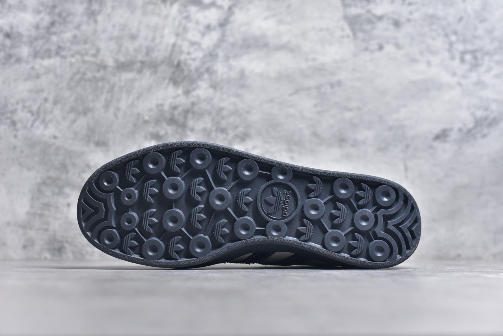 图片[6]-# Adidas Samba OG 北面联名 复古桑巴板鞋 纯原大厂出品 这款桑巴鞋展示了高质量的工艺 带有装饰的超锁缝制和无缝的手感 柔软、柔软的皮革造型和标志性的3条纹完成了精致的外观 正规合身鞋带 鞋面上有绒面鞋垫 橡胶鞋底 享受正畸套筒软感 自50年代首次亮相以来就一直在赢得粉丝的青睐 货号： CH6336 720 尺码：36 36.5 37.5 38 38.5 39 40 40.5 41 42 42.5 43 44 44.5 45-选品中心