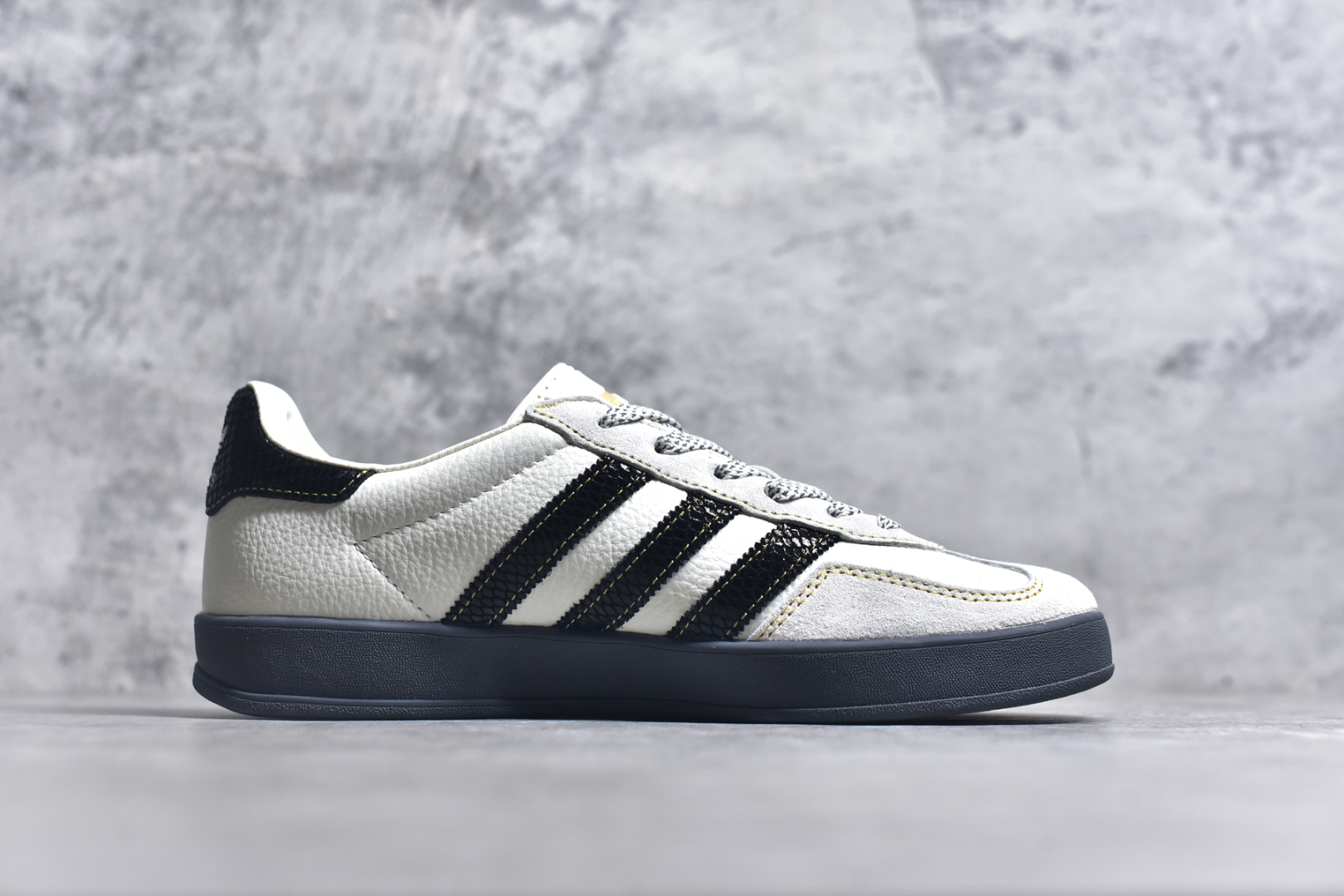 图片[3]-# Adidas Samba OG 北面联名 复古桑巴板鞋 纯原大厂出品 这款桑巴鞋展示了高质量的工艺 带有装饰的超锁缝制和无缝的手感 柔软、柔软的皮革造型和标志性的3条纹完成了精致的外观 正规合身鞋带 鞋面上有绒面鞋垫 橡胶鞋底 享受正畸套筒软感 自50年代首次亮相以来就一直在赢得粉丝的青睐 货号： CH6336 720 尺码：36 36.5 37.5 38 38.5 39 40 40.5 41 42 42.5 43 44 44.5 45-选品中心