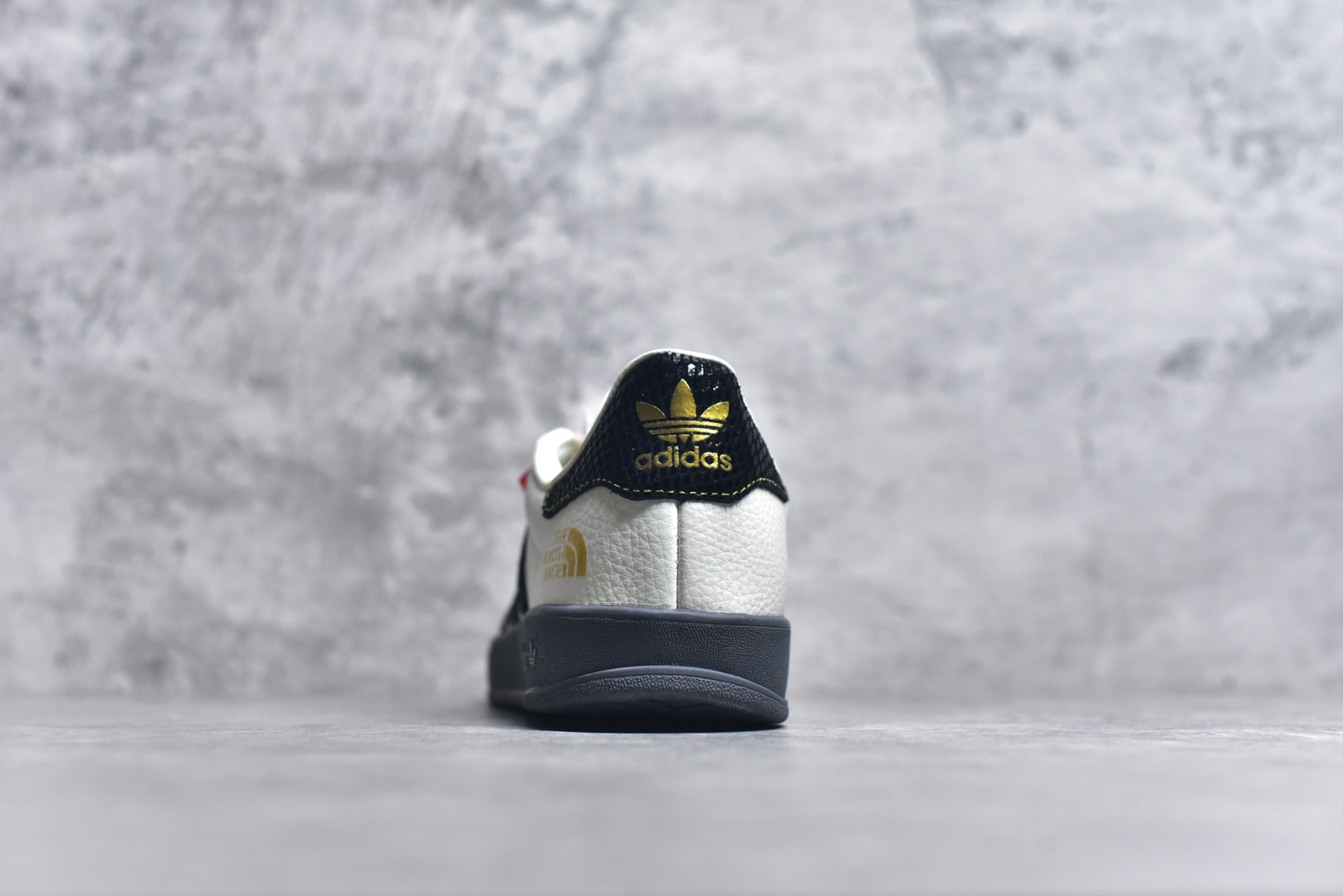 图片[5]-# Adidas Samba OG 北面联名 复古桑巴板鞋 纯原大厂出品 这款桑巴鞋展示了高质量的工艺 带有装饰的超锁缝制和无缝的手感 柔软、柔软的皮革造型和标志性的3条纹完成了精致的外观 正规合身鞋带 鞋面上有绒面鞋垫 橡胶鞋底 享受正畸套筒软感 自50年代首次亮相以来就一直在赢得粉丝的青睐 货号： CH6336 720 尺码：36 36.5 37.5 38 38.5 39 40 40.5 41 42 42.5 43 44 44.5 45-选品中心