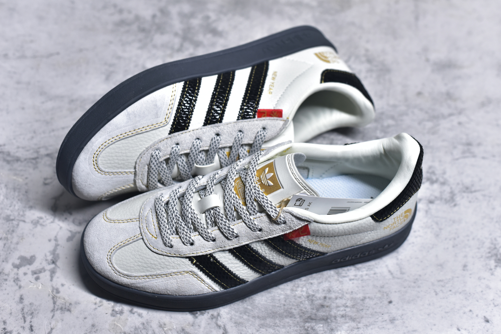 图片[7]-# Adidas Samba OG 北面联名 复古桑巴板鞋 纯原大厂出品 这款桑巴鞋展示了高质量的工艺 带有装饰的超锁缝制和无缝的手感 柔软、柔软的皮革造型和标志性的3条纹完成了精致的外观 正规合身鞋带 鞋面上有绒面鞋垫 橡胶鞋底 享受正畸套筒软感 自50年代首次亮相以来就一直在赢得粉丝的青睐 货号： CH6336 720 尺码：36 36.5 37.5 38 38.5 39 40 40.5 41 42 42.5 43 44 44.5 45-选品中心