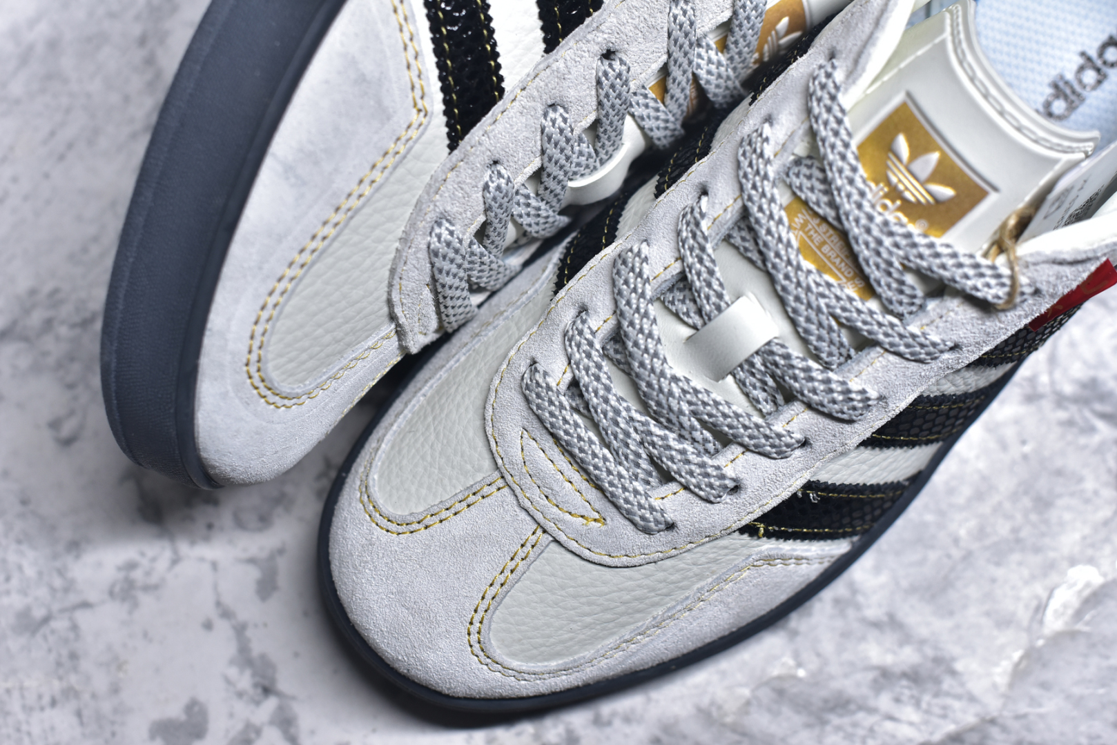图片[8]-# Adidas Samba OG 北面联名 复古桑巴板鞋 纯原大厂出品 这款桑巴鞋展示了高质量的工艺 带有装饰的超锁缝制和无缝的手感 柔软、柔软的皮革造型和标志性的3条纹完成了精致的外观 正规合身鞋带 鞋面上有绒面鞋垫 橡胶鞋底 享受正畸套筒软感 自50年代首次亮相以来就一直在赢得粉丝的青睐 货号： CH6336 720 尺码：36 36.5 37.5 38 38.5 39 40 40.5 41 42 42.5 43 44 44.5 45-选品中心