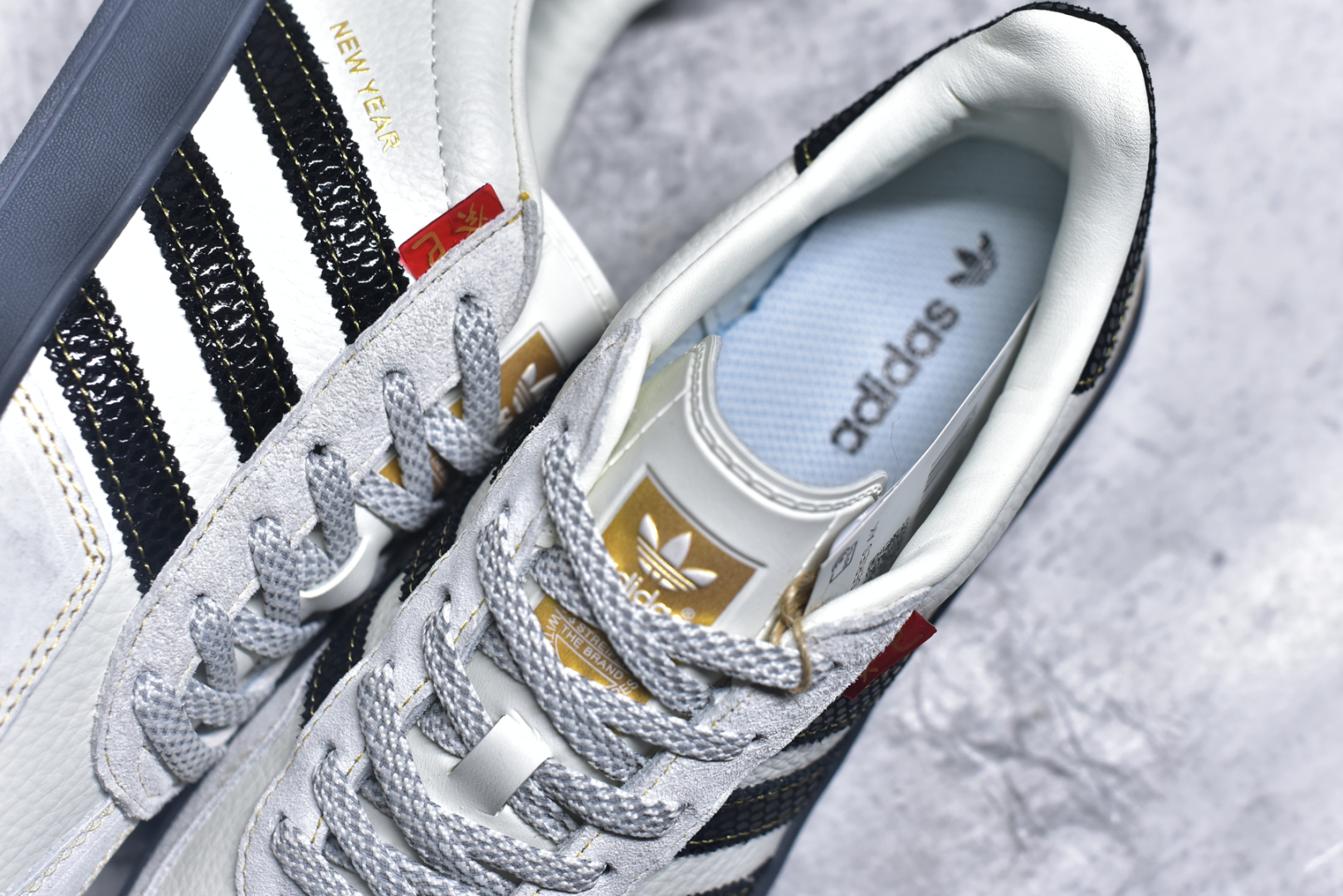 图片[9]-# Adidas Samba OG 北面联名 复古桑巴板鞋 纯原大厂出品 这款桑巴鞋展示了高质量的工艺 带有装饰的超锁缝制和无缝的手感 柔软、柔软的皮革造型和标志性的3条纹完成了精致的外观 正规合身鞋带 鞋面上有绒面鞋垫 橡胶鞋底 享受正畸套筒软感 自50年代首次亮相以来就一直在赢得粉丝的青睐 货号： CH6336 720 尺码：36 36.5 37.5 38 38.5 39 40 40.5 41 42 42.5 43 44 44.5 45-选品中心