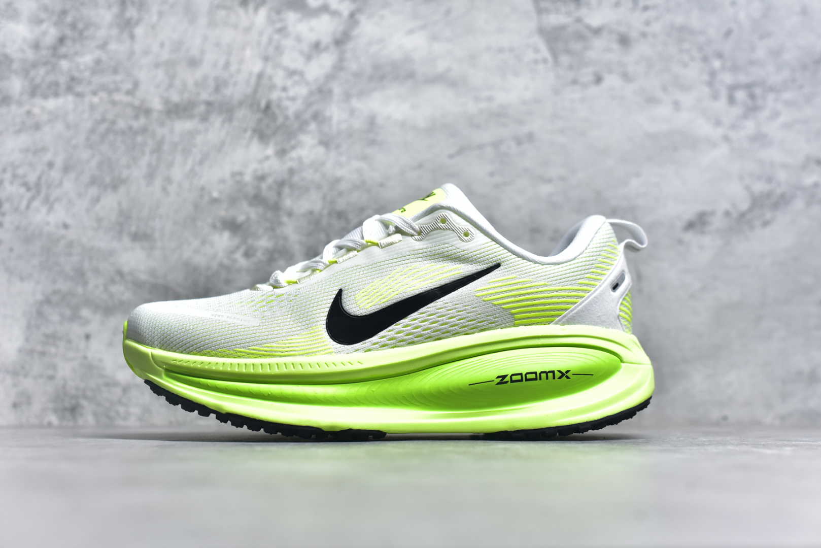 #NK Air Zoom Vomero 18 轻便舒适公路跑步鞋 HM6804 质感柔软 弹力充沛 助力一路畅跑 乐享不停 厚实泡绵缔造舒适的回弹效果 铸就出色跑步表现 该鞋款轻盈透气 带你步入舒适新境界 疾速刺激感和非凡舒适脚感交织 定能让跑者在迈步间找到渴望已久的跑步乐趣 自如掌控跑步节奏、配速和里程 足底缓震配置赋予双足柔软舒适感受 助你一路畅跑 缓震设计 在双足触地时有助提供舒适脚感 搭载性能出众的 ZoomX 和 Cushlon 泡绵 营造柔软舒适脚感 助你稳稳迈步 基于跑者反馈 简化中底设计 带来出色舒适感 尺码：36 36.5 37.5 38 38.5 39 40 40.5 41 42 42.5 43 44 44.5 45-选品中心