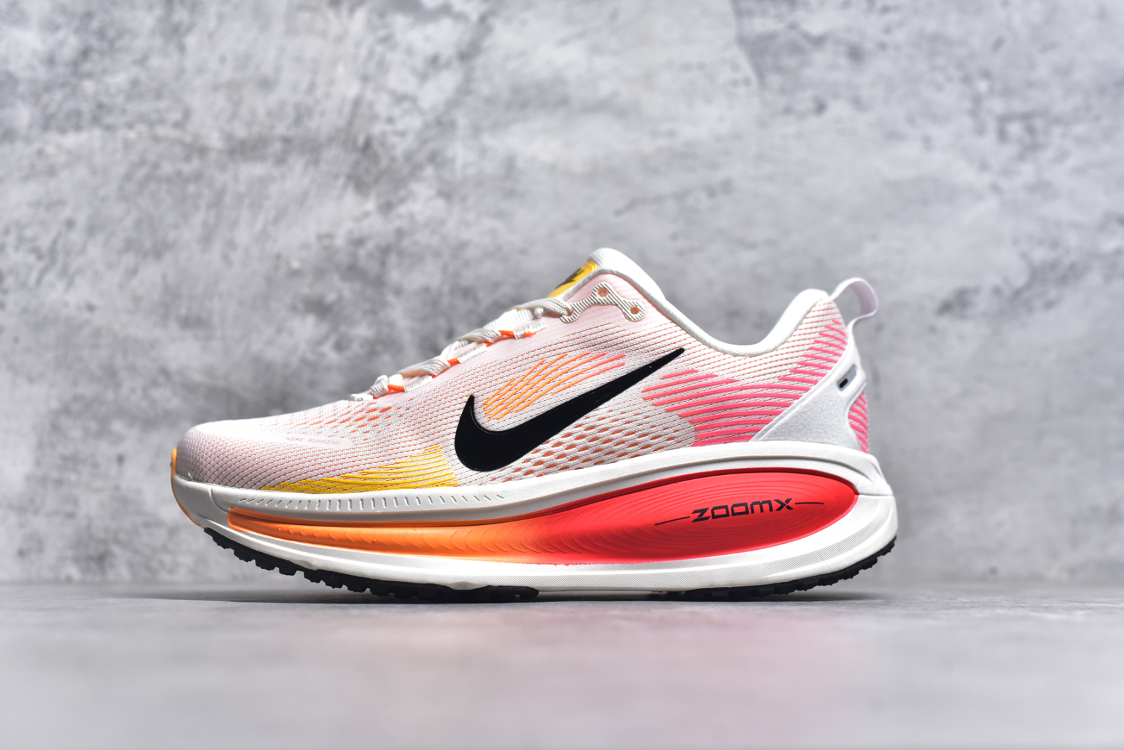 #NK Air Zoom Vomero 18 轻便舒适公路跑步鞋 HM6804 质感柔软 弹力充沛 助力一路畅跑 乐享不停 厚实泡绵缔造舒适的回弹效果 铸就出色跑步表现 该鞋款轻盈透气 带你步入舒适新境界 疾速刺激感和非凡舒适脚感交织 定能让跑者在迈步间找到渴望已久的跑步乐趣 自如掌控跑步节奏、配速和里程 足底缓震配置赋予双足柔软舒适感受 助你一路畅跑 缓震设计 在双足触地时有助提供舒适脚感 搭载性能出众的 ZoomX 和 Cushlon 泡绵 营造柔软舒适脚感 助你稳稳迈步 基于跑者反馈 简化中底设计 带来出色舒适感 尺码：36 36.5 37.5 38 38.5 39 40 40.5 41 42 42.5 43 44 44.5 45-选品中心