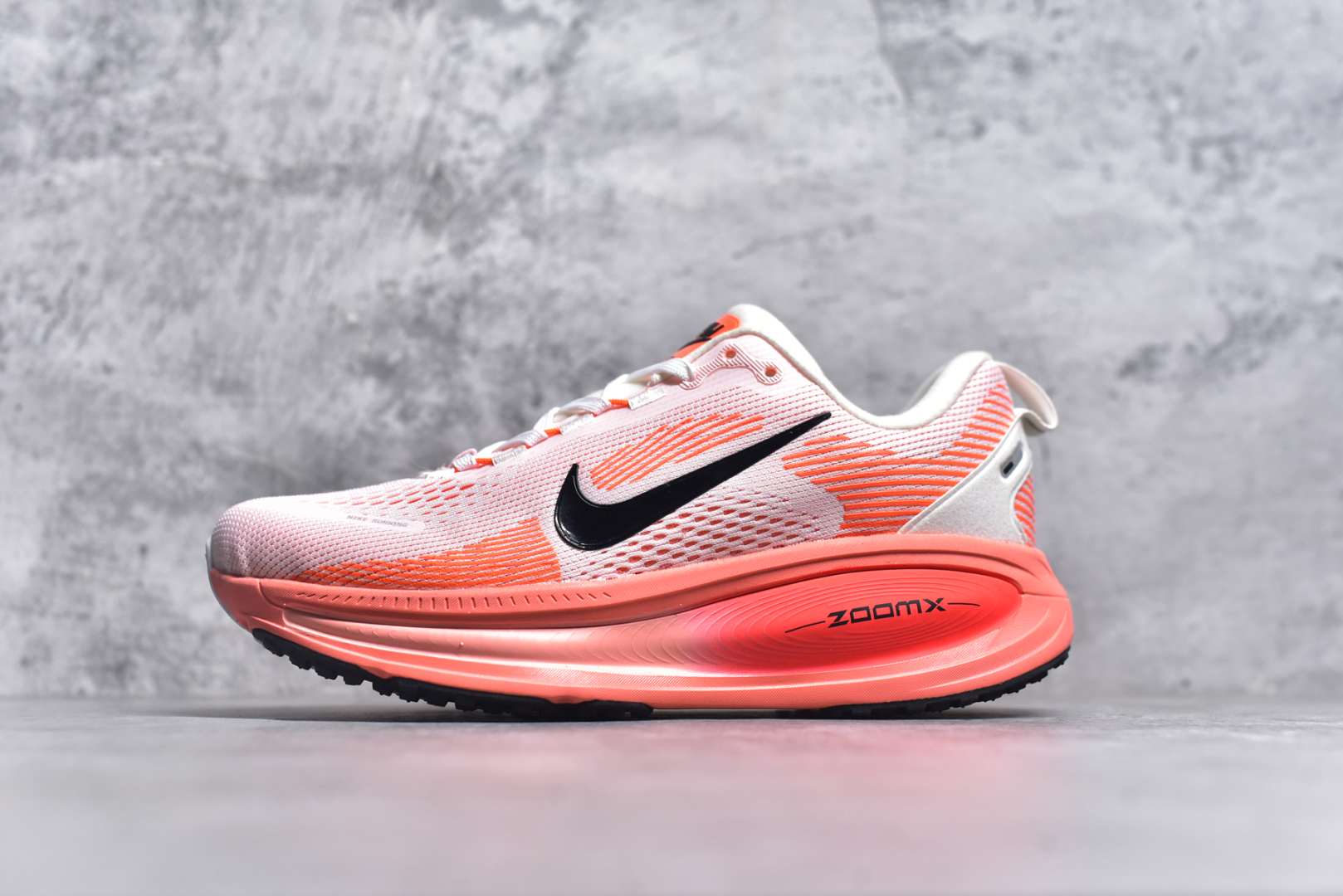 #NK Air Zoom Vomero 18 轻便舒适公路跑步鞋 HM6804 质感柔软 弹力充沛 助力一路畅跑 乐享不停 厚实泡绵缔造舒适的回弹效果 铸就出色跑步表现 该鞋款轻盈透气 带你步入舒适新境界 疾速刺激感和非凡舒适脚感交织 定能让跑者在迈步间找到渴望已久的跑步乐趣 自如掌控跑步节奏、配速和里程 足底缓震配置赋予双足柔软舒适感受 助你一路畅跑 缓震设计 在双足触地时有助提供舒适脚感 搭载性能出众的 ZoomX 和 Cushlon 泡绵 营造柔软舒适脚感 助你稳稳迈步 基于跑者反馈 简化中底设计 带来出色舒适感 尺码：36 36.5 37.5 38 38.5 39 40 40.5 41 42 42.5 43 44 44.5 45-选品中心