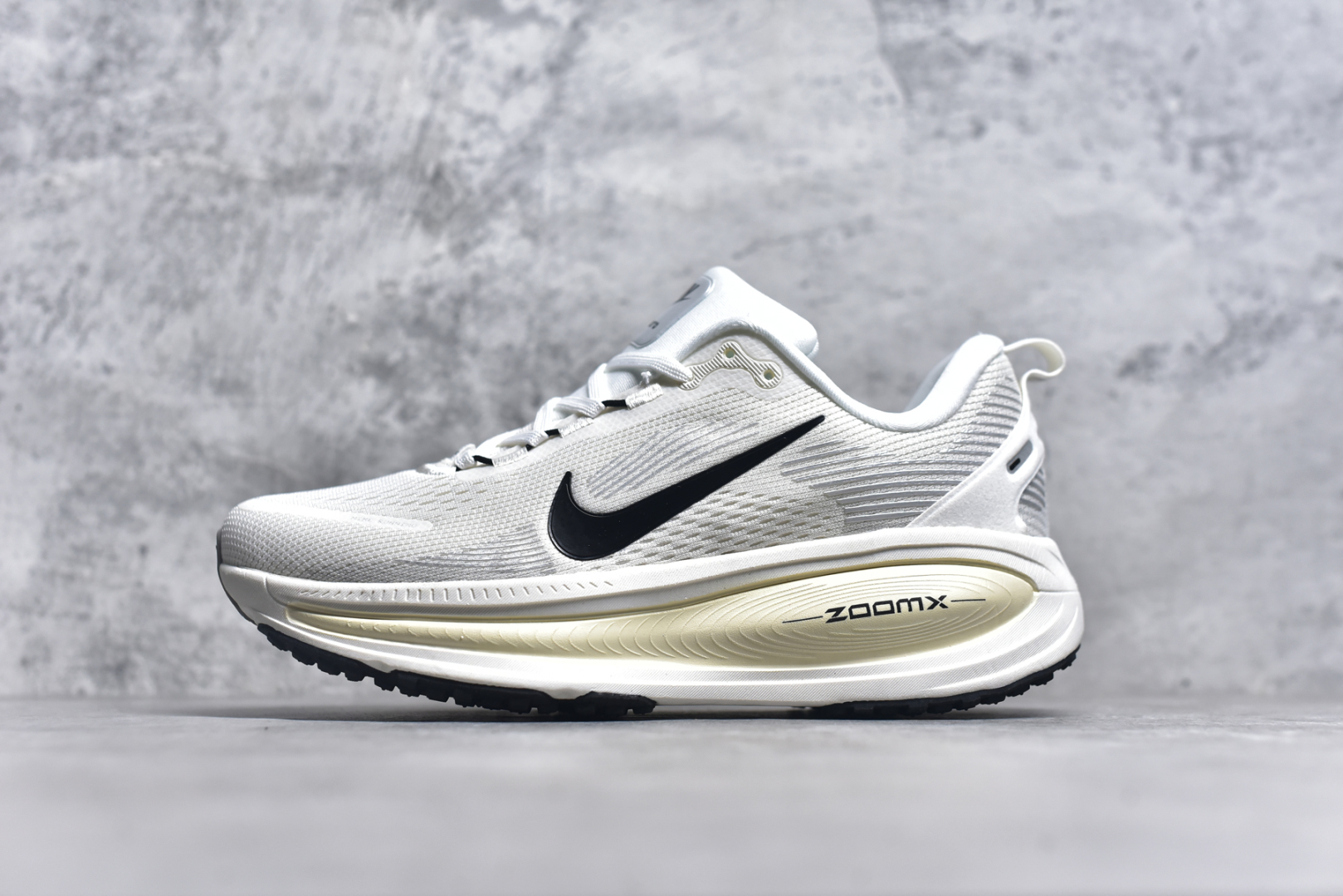 #NK Air Zoom Vomero 18 轻便舒适公路跑步鞋 HM6804 质感柔软 弹力充沛 助力一路畅跑 乐享不停 厚实泡绵缔造舒适的回弹效果 铸就出色跑步表现 该鞋款轻盈透气 带你步入舒适新境界 疾速刺激感和非凡舒适脚感交织 定能让跑者在迈步间找到渴望已久的跑步乐趣 自如掌控跑步节奏、配速和里程 足底缓震配置赋予双足柔软舒适感受 助你一路畅跑 缓震设计 在双足触地时有助提供舒适脚感 搭载性能出众的 ZoomX 和 Cushlon 泡绵 营造柔软舒适脚感 助你稳稳迈步 基于跑者反馈 简化中底设计 带来出色舒适感 尺码：36 36.5 37.5 38 38.5 39 40 40.5 41 42 42.5 43 44 44.5 45-选品中心