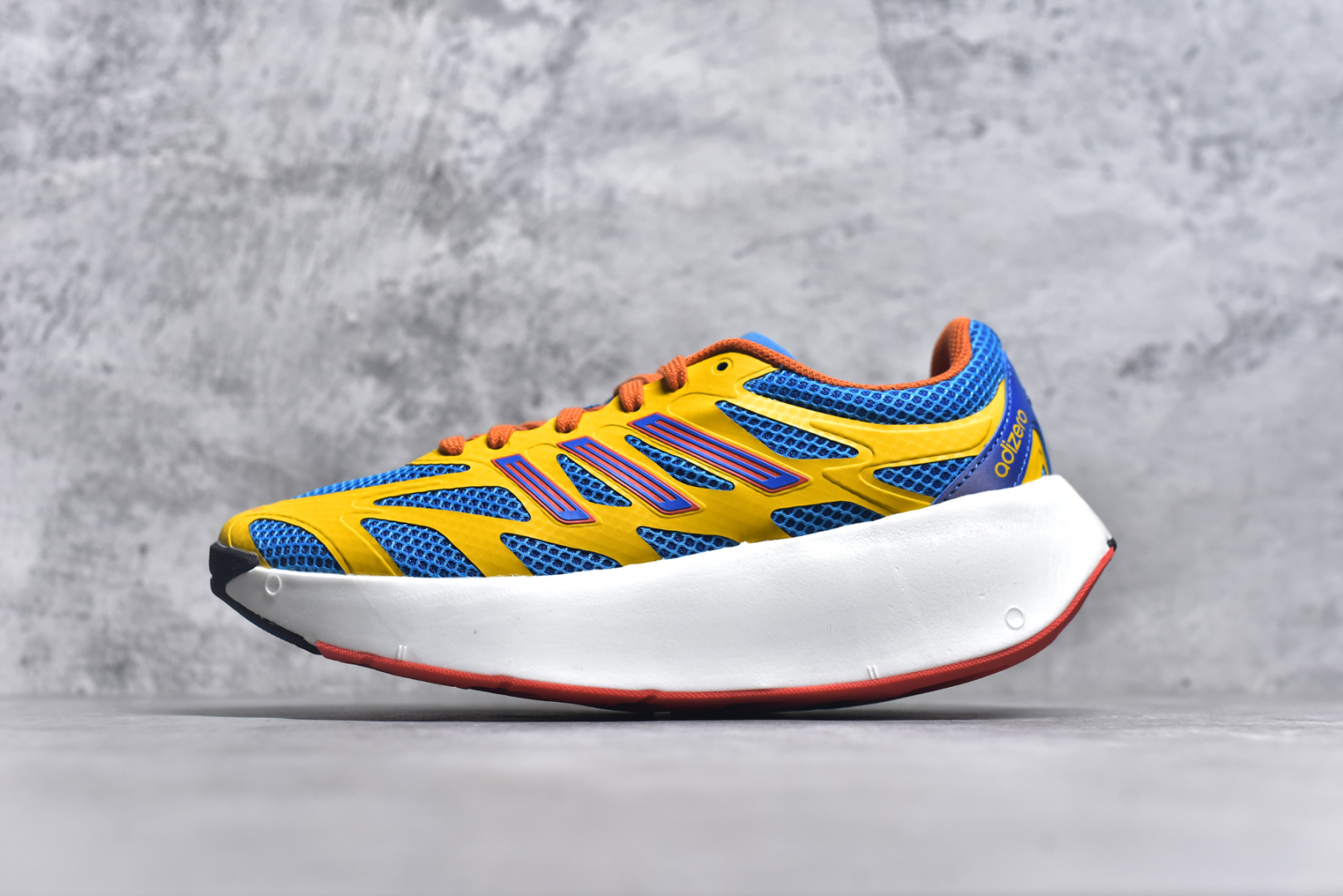 ＃福利特价 AD Adizero Aruku 全新跑鞋 以永动机为灵感的前卫造型 以及时下流行的厚底设定 让人无比期待 “Aruku” 在日文中是行走的意思 昭示了这是一双定位于大众日常训练或慢跑的鞋款 黑、白、红三色的撞色外观 搭配街头感、现代感十足的鞋面线条勾勒 格外引人注目 搭配丰沛的全新 Swirlfoam 泡棉厚底 虽然不像顶级竞速跑鞋那般极致 但也将日常舒适和时尚颜值平衡到位 尺码：36 36.5 37.5 38 38.5 39 40 40.5 41 42 42.5 43 44 44.5 45 46-选品中心