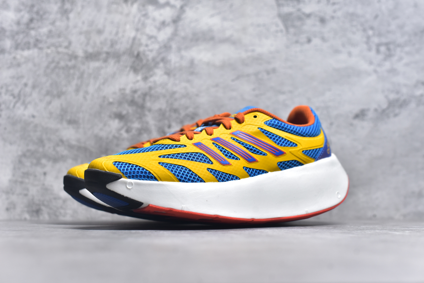 图片[2]-＃福利特价 AD Adizero Aruku 全新跑鞋 以永动机为灵感的前卫造型 以及时下流行的厚底设定 让人无比期待 “Aruku” 在日文中是行走的意思 昭示了这是一双定位于大众日常训练或慢跑的鞋款 黑、白、红三色的撞色外观 搭配街头感、现代感十足的鞋面线条勾勒 格外引人注目 搭配丰沛的全新 Swirlfoam 泡棉厚底 虽然不像顶级竞速跑鞋那般极致 但也将日常舒适和时尚颜值平衡到位 尺码：36 36.5 37.5 38 38.5 39 40 40.5 41 42 42.5 43 44 44.5 45 46-选品中心