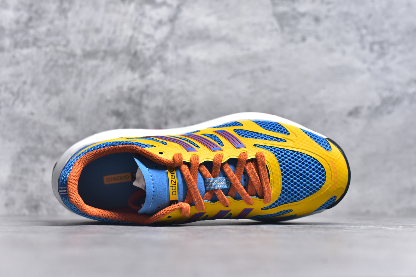 图片[4]-＃福利特价 AD Adizero Aruku 全新跑鞋 以永动机为灵感的前卫造型 以及时下流行的厚底设定 让人无比期待 “Aruku” 在日文中是行走的意思 昭示了这是一双定位于大众日常训练或慢跑的鞋款 黑、白、红三色的撞色外观 搭配街头感、现代感十足的鞋面线条勾勒 格外引人注目 搭配丰沛的全新 Swirlfoam 泡棉厚底 虽然不像顶级竞速跑鞋那般极致 但也将日常舒适和时尚颜值平衡到位 尺码：36 36.5 37.5 38 38.5 39 40 40.5 41 42 42.5 43 44 44.5 45 46-选品中心
