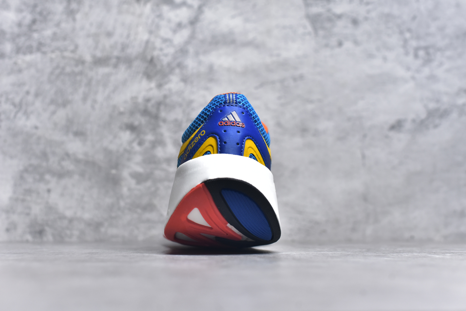 图片[5]-＃福利特价 AD Adizero Aruku 全新跑鞋 以永动机为灵感的前卫造型 以及时下流行的厚底设定 让人无比期待 “Aruku” 在日文中是行走的意思 昭示了这是一双定位于大众日常训练或慢跑的鞋款 黑、白、红三色的撞色外观 搭配街头感、现代感十足的鞋面线条勾勒 格外引人注目 搭配丰沛的全新 Swirlfoam 泡棉厚底 虽然不像顶级竞速跑鞋那般极致 但也将日常舒适和时尚颜值平衡到位 尺码：36 36.5 37.5 38 38.5 39 40 40.5 41 42 42.5 43 44 44.5 45 46-选品中心