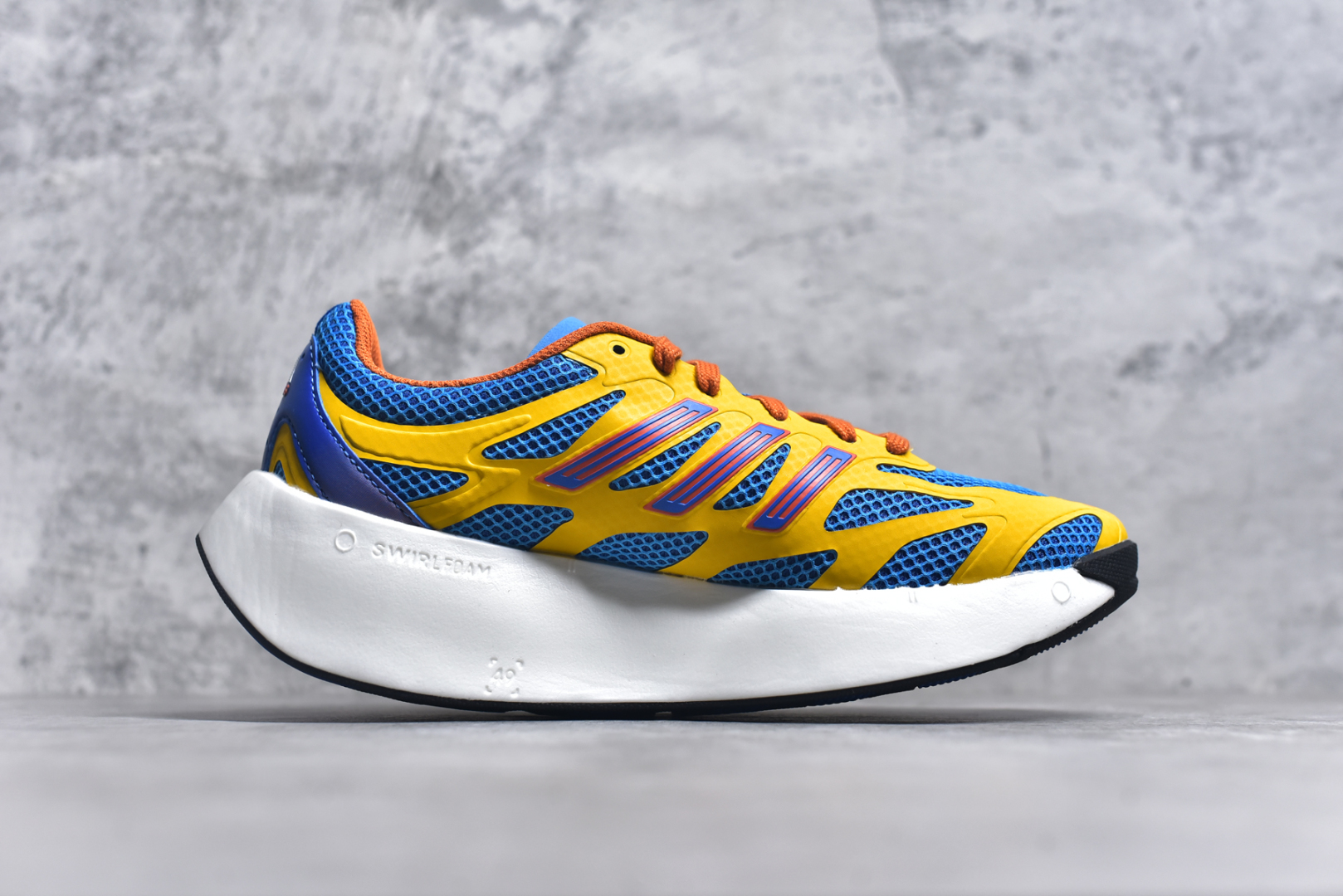 图片[3]-＃福利特价 AD Adizero Aruku 全新跑鞋 以永动机为灵感的前卫造型 以及时下流行的厚底设定 让人无比期待 “Aruku” 在日文中是行走的意思 昭示了这是一双定位于大众日常训练或慢跑的鞋款 黑、白、红三色的撞色外观 搭配街头感、现代感十足的鞋面线条勾勒 格外引人注目 搭配丰沛的全新 Swirlfoam 泡棉厚底 虽然不像顶级竞速跑鞋那般极致 但也将日常舒适和时尚颜值平衡到位 尺码：36 36.5 37.5 38 38.5 39 40 40.5 41 42 42.5 43 44 44.5 45 46-选品中心