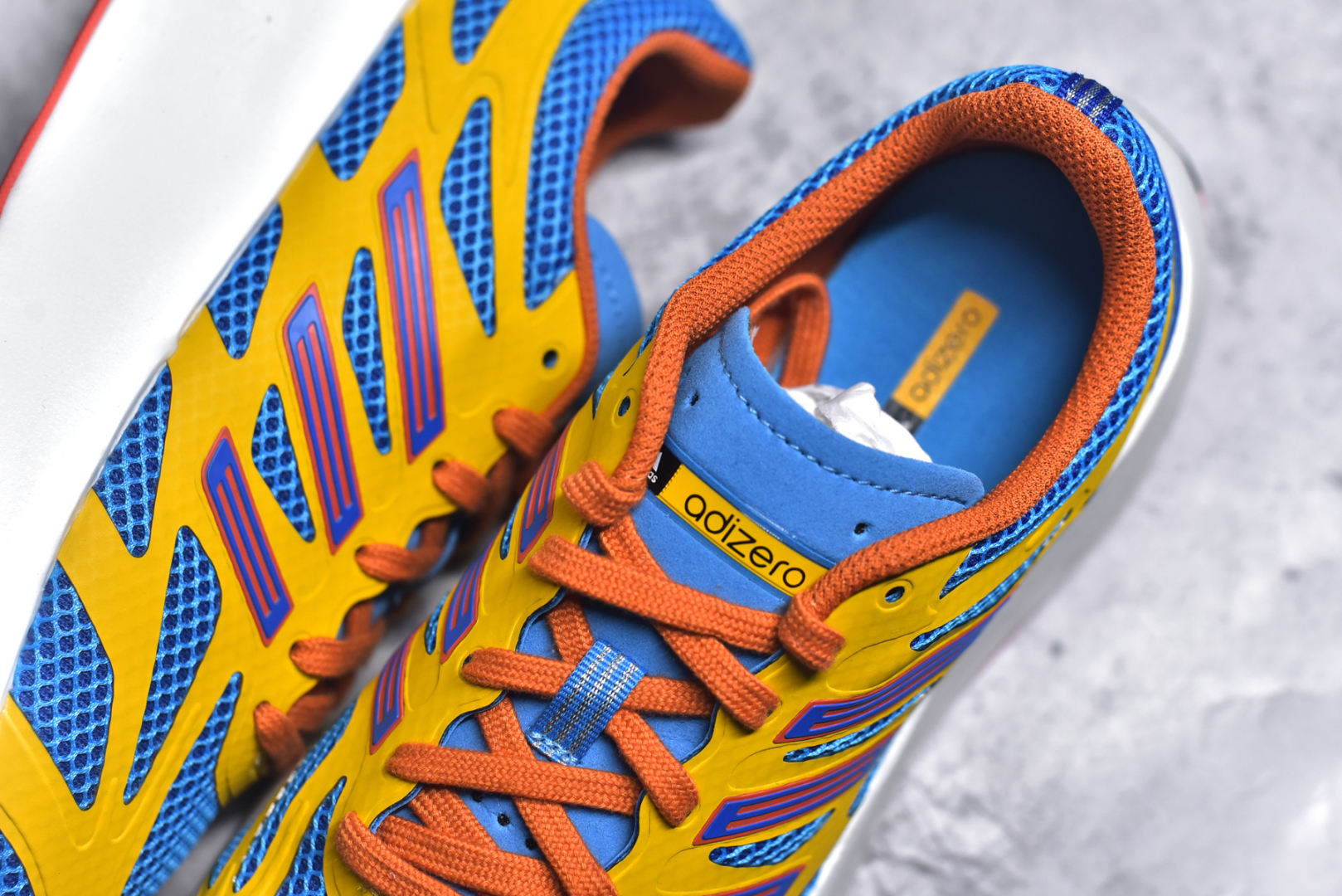 图片[9]-＃福利特价 AD Adizero Aruku 全新跑鞋 以永动机为灵感的前卫造型 以及时下流行的厚底设定 让人无比期待 “Aruku” 在日文中是行走的意思 昭示了这是一双定位于大众日常训练或慢跑的鞋款 黑、白、红三色的撞色外观 搭配街头感、现代感十足的鞋面线条勾勒 格外引人注目 搭配丰沛的全新 Swirlfoam 泡棉厚底 虽然不像顶级竞速跑鞋那般极致 但也将日常舒适和时尚颜值平衡到位 尺码：36 36.5 37.5 38 38.5 39 40 40.5 41 42 42.5 43 44 44.5 45 46-选品中心
