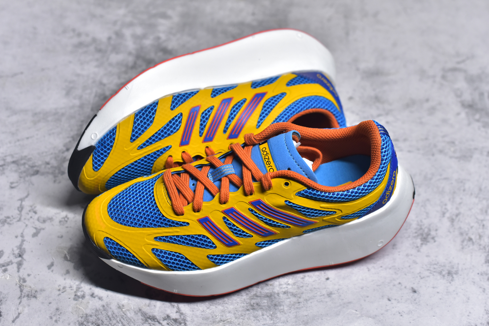 图片[7]-＃福利特价 AD Adizero Aruku 全新跑鞋 以永动机为灵感的前卫造型 以及时下流行的厚底设定 让人无比期待 “Aruku” 在日文中是行走的意思 昭示了这是一双定位于大众日常训练或慢跑的鞋款 黑、白、红三色的撞色外观 搭配街头感、现代感十足的鞋面线条勾勒 格外引人注目 搭配丰沛的全新 Swirlfoam 泡棉厚底 虽然不像顶级竞速跑鞋那般极致 但也将日常舒适和时尚颜值平衡到位 尺码：36 36.5 37.5 38 38.5 39 40 40.5 41 42 42.5 43 44 44.5 45 46-选品中心