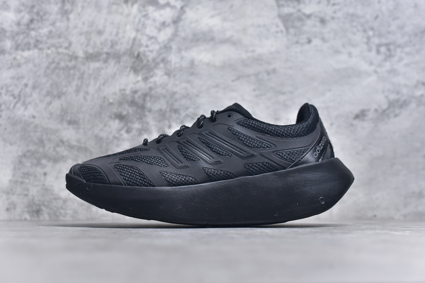 ＃福利特价 AD Adizero Aruku 全新跑鞋 以永动机为灵感的前卫造型 以及时下流行的厚底设定 让人无比期待 “Aruku” 在日文中是行走的意思 昭示了这是一双定位于大众日常训练或慢跑的鞋款 黑、白、红三色的撞色外观 搭配街头感、现代感十足的鞋面线条勾勒 格外引人注目 搭配丰沛的全新 Swirlfoam 泡棉厚底 虽然不像顶级竞速跑鞋那般极致 但也将日常舒适和时尚颜值平衡到位 尺码：36 36.5 37.5 38 38.5 39 40 40.5 41 42 42.5 43 44 44.5 45 46-选品中心