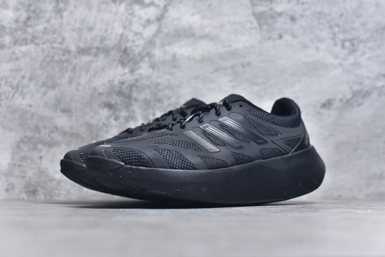 图片[2]-＃福利特价 AD Adizero Aruku 全新跑鞋 以永动机为灵感的前卫造型 以及时下流行的厚底设定 让人无比期待 “Aruku” 在日文中是行走的意思 昭示了这是一双定位于大众日常训练或慢跑的鞋款 黑、白、红三色的撞色外观 搭配街头感、现代感十足的鞋面线条勾勒 格外引人注目 搭配丰沛的全新 Swirlfoam 泡棉厚底 虽然不像顶级竞速跑鞋那般极致 但也将日常舒适和时尚颜值平衡到位 尺码：36 36.5 37.5 38 38.5 39 40 40.5 41 42 42.5 43 44 44.5 45 46-选品中心