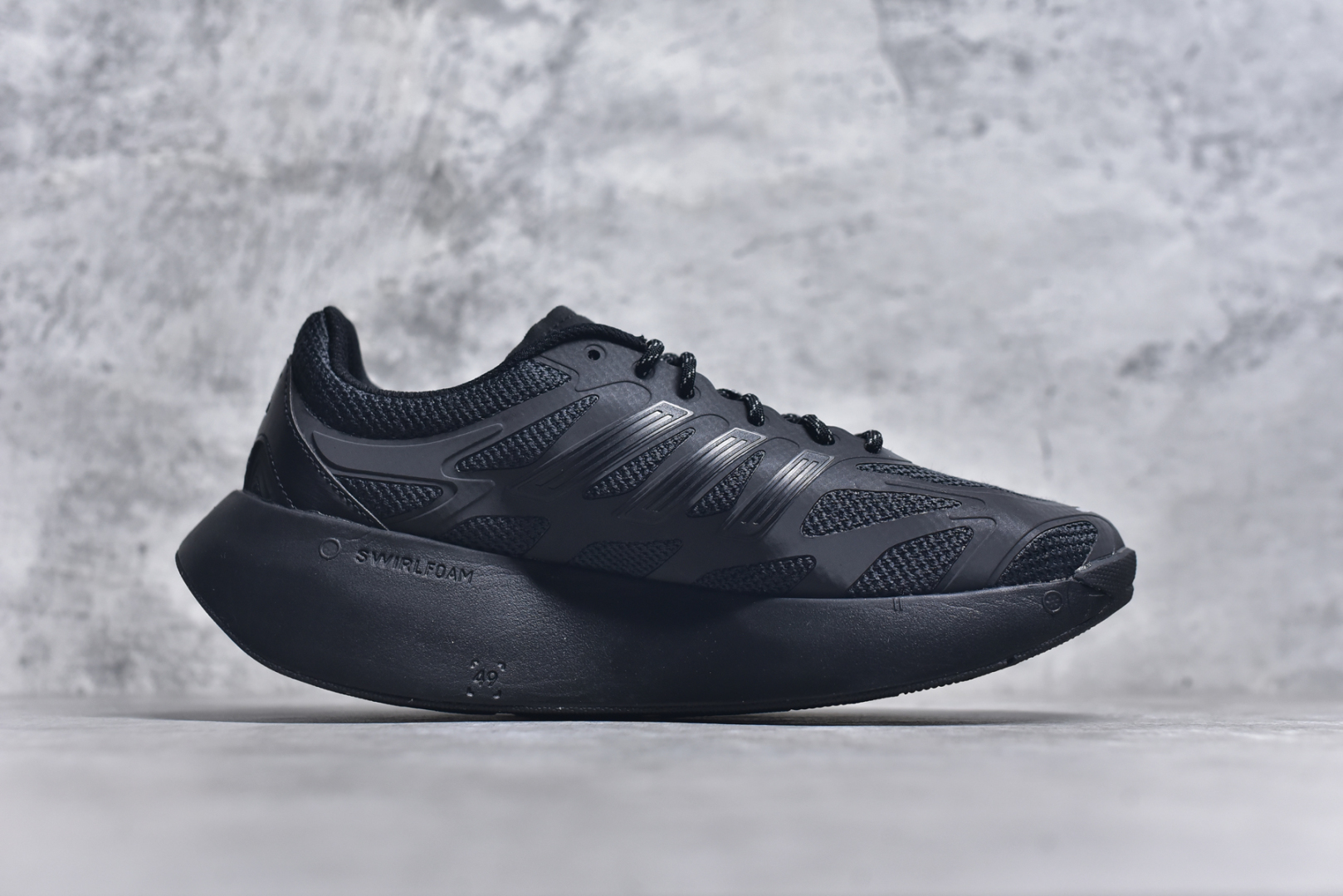 图片[3]-＃福利特价 AD Adizero Aruku 全新跑鞋 以永动机为灵感的前卫造型 以及时下流行的厚底设定 让人无比期待 “Aruku” 在日文中是行走的意思 昭示了这是一双定位于大众日常训练或慢跑的鞋款 黑、白、红三色的撞色外观 搭配街头感、现代感十足的鞋面线条勾勒 格外引人注目 搭配丰沛的全新 Swirlfoam 泡棉厚底 虽然不像顶级竞速跑鞋那般极致 但也将日常舒适和时尚颜值平衡到位 尺码：36 36.5 37.5 38 38.5 39 40 40.5 41 42 42.5 43 44 44.5 45 46-选品中心
