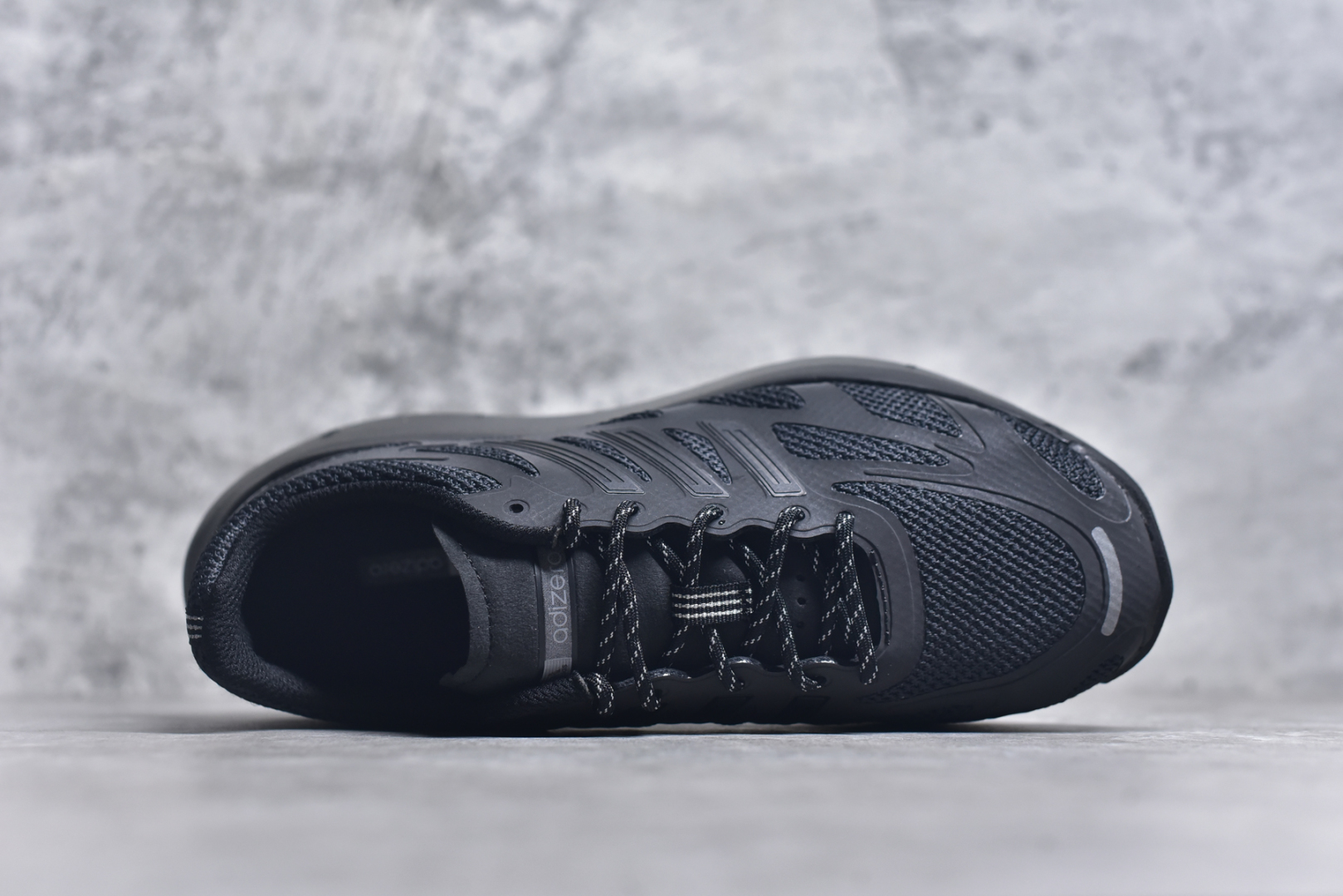 图片[4]-＃福利特价 AD Adizero Aruku 全新跑鞋 以永动机为灵感的前卫造型 以及时下流行的厚底设定 让人无比期待 “Aruku” 在日文中是行走的意思 昭示了这是一双定位于大众日常训练或慢跑的鞋款 黑、白、红三色的撞色外观 搭配街头感、现代感十足的鞋面线条勾勒 格外引人注目 搭配丰沛的全新 Swirlfoam 泡棉厚底 虽然不像顶级竞速跑鞋那般极致 但也将日常舒适和时尚颜值平衡到位 尺码：36 36.5 37.5 38 38.5 39 40 40.5 41 42 42.5 43 44 44.5 45 46-选品中心