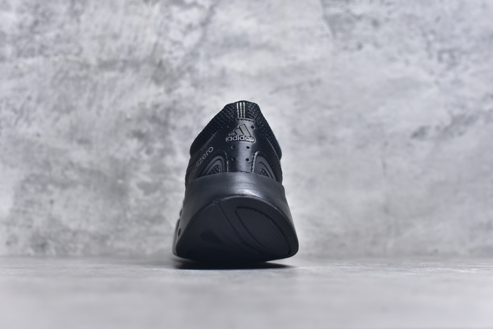 图片[5]-＃福利特价 AD Adizero Aruku 全新跑鞋 以永动机为灵感的前卫造型 以及时下流行的厚底设定 让人无比期待 “Aruku” 在日文中是行走的意思 昭示了这是一双定位于大众日常训练或慢跑的鞋款 黑、白、红三色的撞色外观 搭配街头感、现代感十足的鞋面线条勾勒 格外引人注目 搭配丰沛的全新 Swirlfoam 泡棉厚底 虽然不像顶级竞速跑鞋那般极致 但也将日常舒适和时尚颜值平衡到位 尺码：36 36.5 37.5 38 38.5 39 40 40.5 41 42 42.5 43 44 44.5 45 46-选品中心