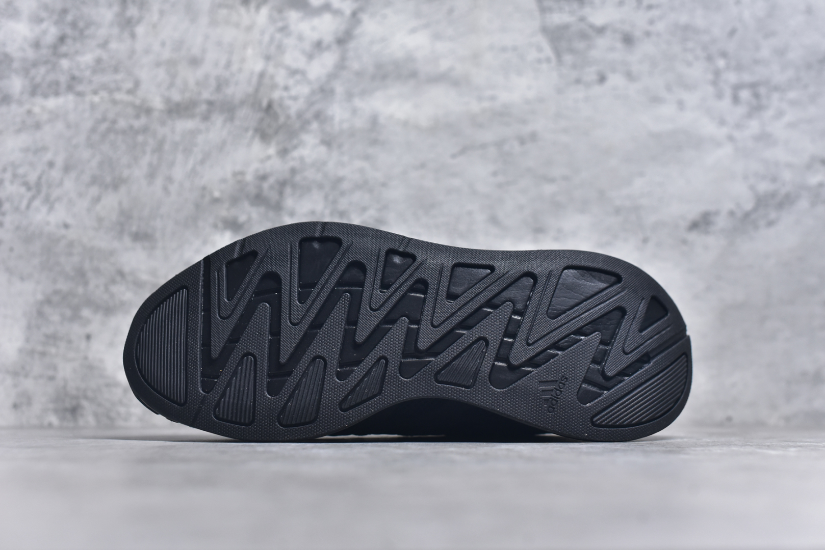 图片[6]-＃福利特价 AD Adizero Aruku 全新跑鞋 以永动机为灵感的前卫造型 以及时下流行的厚底设定 让人无比期待 “Aruku” 在日文中是行走的意思 昭示了这是一双定位于大众日常训练或慢跑的鞋款 黑、白、红三色的撞色外观 搭配街头感、现代感十足的鞋面线条勾勒 格外引人注目 搭配丰沛的全新 Swirlfoam 泡棉厚底 虽然不像顶级竞速跑鞋那般极致 但也将日常舒适和时尚颜值平衡到位 尺码：36 36.5 37.5 38 38.5 39 40 40.5 41 42 42.5 43 44 44.5 45 46-选品中心