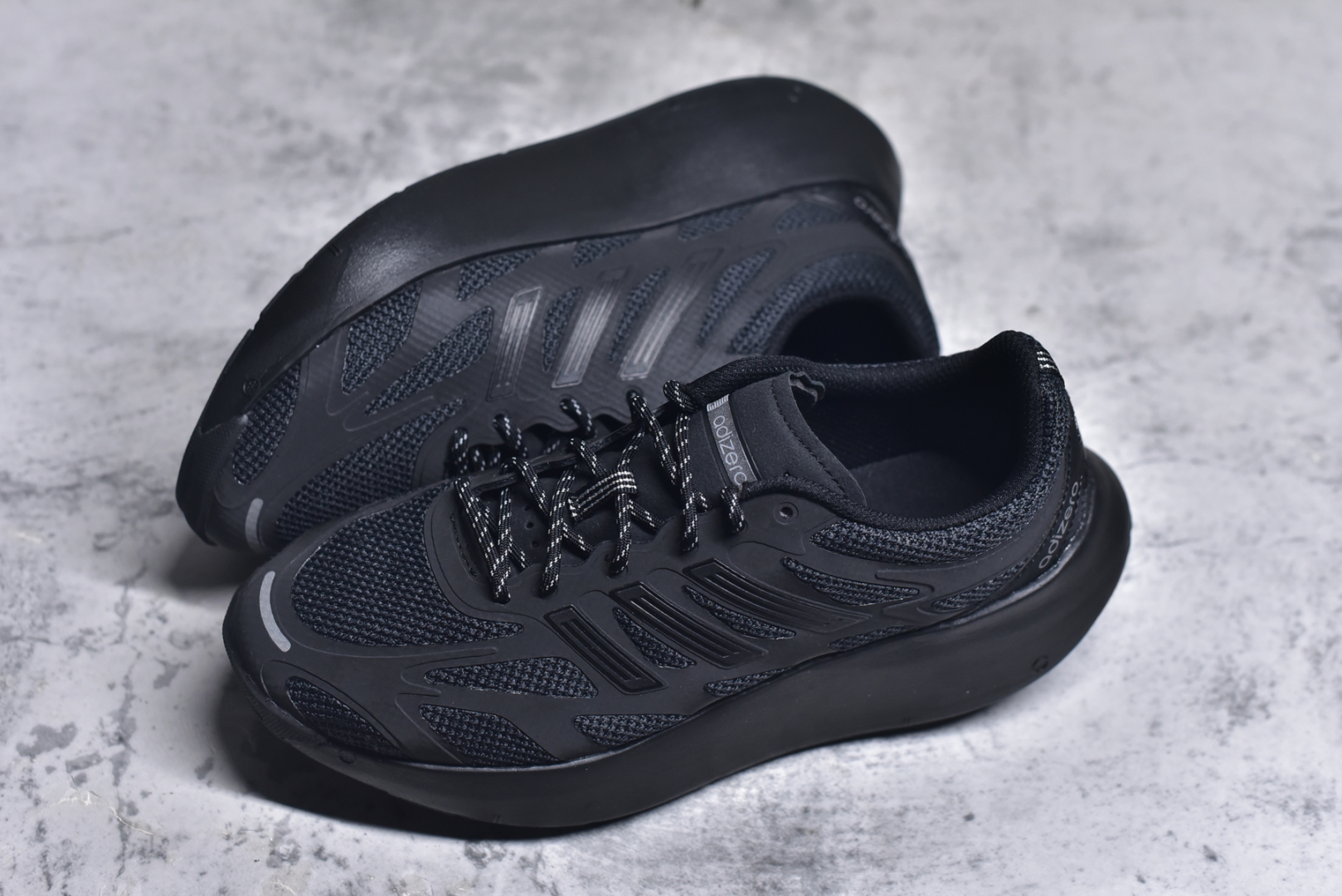 图片[7]-＃福利特价 AD Adizero Aruku 全新跑鞋 以永动机为灵感的前卫造型 以及时下流行的厚底设定 让人无比期待 “Aruku” 在日文中是行走的意思 昭示了这是一双定位于大众日常训练或慢跑的鞋款 黑、白、红三色的撞色外观 搭配街头感、现代感十足的鞋面线条勾勒 格外引人注目 搭配丰沛的全新 Swirlfoam 泡棉厚底 虽然不像顶级竞速跑鞋那般极致 但也将日常舒适和时尚颜值平衡到位 尺码：36 36.5 37.5 38 38.5 39 40 40.5 41 42 42.5 43 44 44.5 45 46-选品中心
